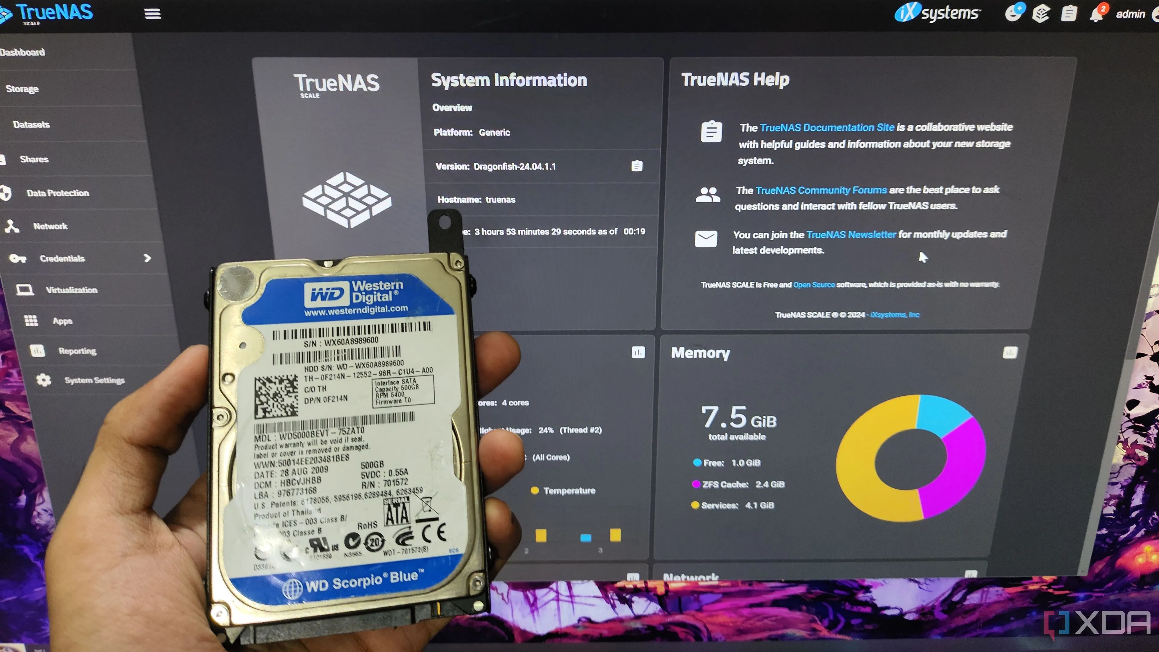 Hình ảnh minh họa người dùng cầm ổ HDD phía trước giao diện TrueNAS, so sánh với SSD