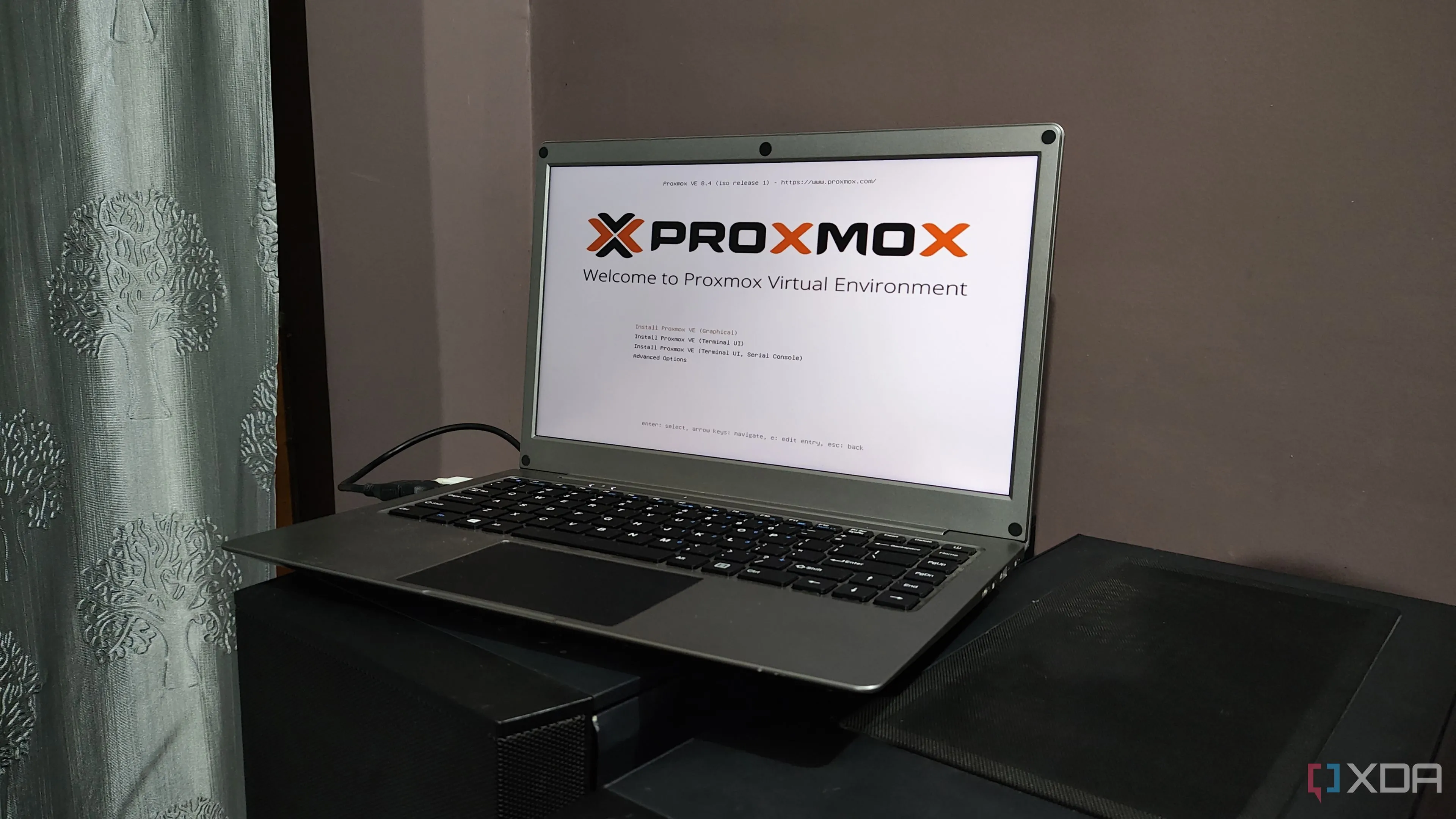 Hình ảnh minh họa quá trình cài đặt hệ điều hành Proxmox VE trên máy tính cũ
