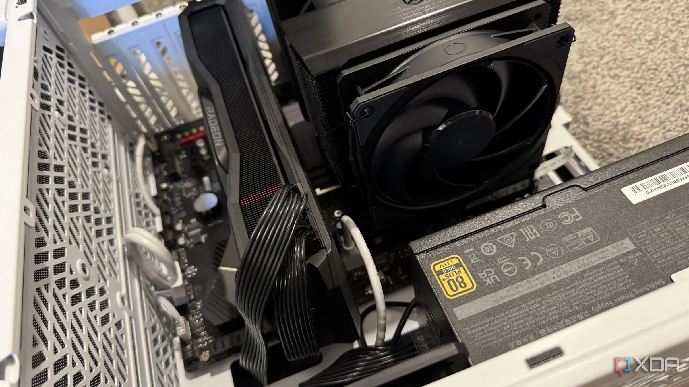Hình ảnh minh họa quá trình lắp ráp PC với các dây cáp đã được kết nối