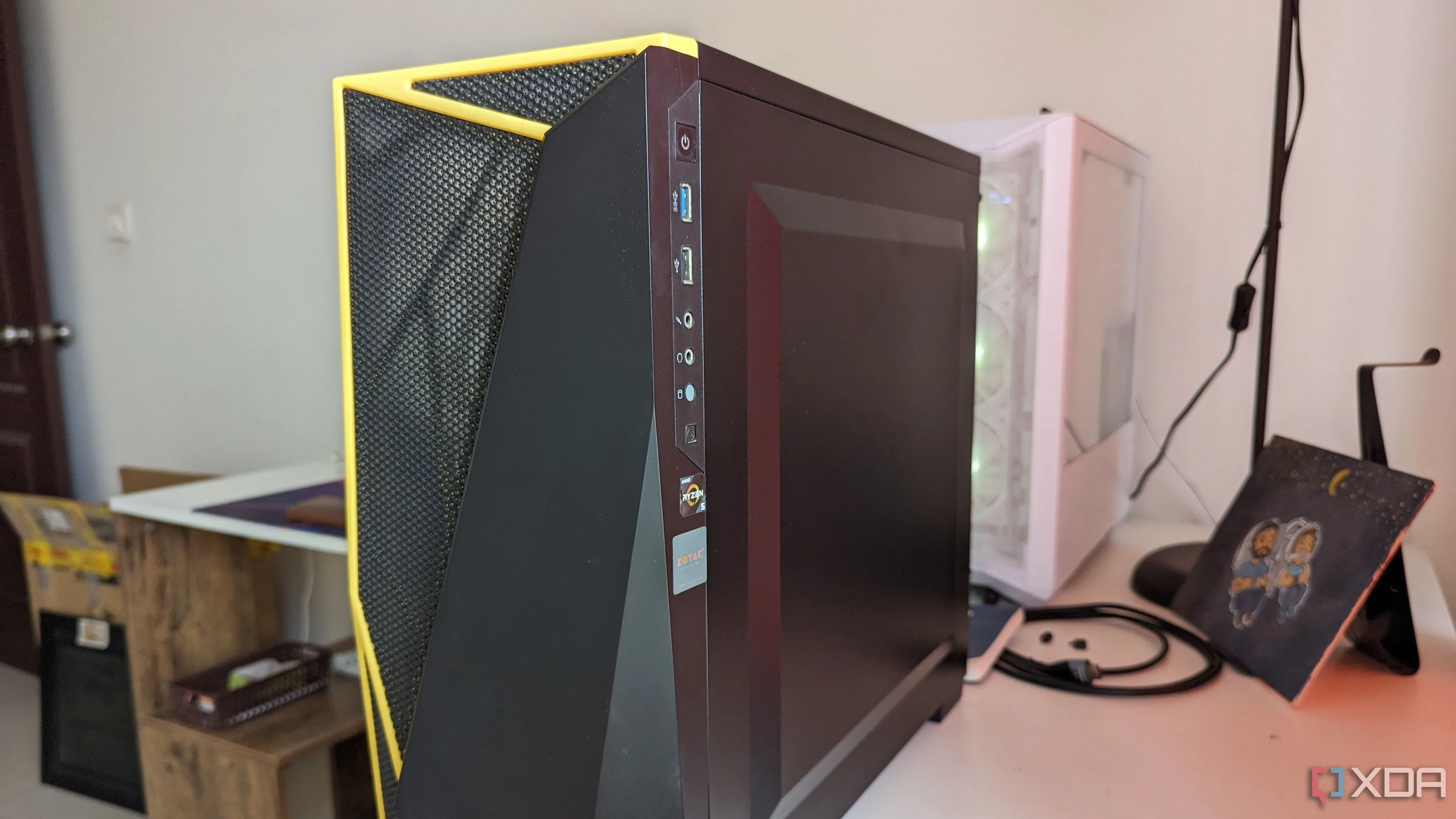 Hình ảnh một case PC chơi game màu đen với kính cường lực bên hông, cho thấy các linh kiện bên trong. Đây là một ví dụ về cấu hình PC chơi game hiện đại.