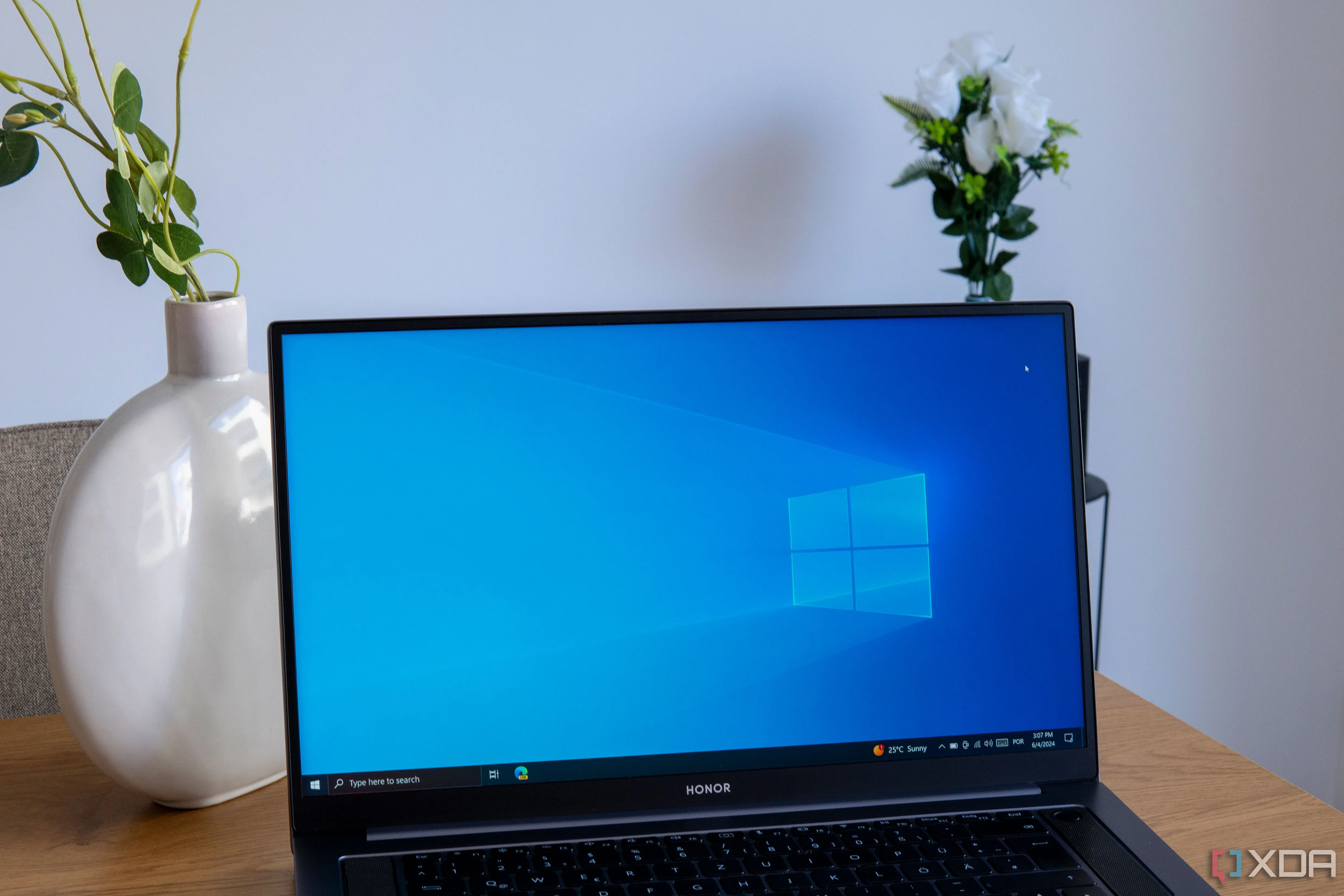 Hình ảnh một chiếc laptop đang chạy hệ điều hành Windows 10