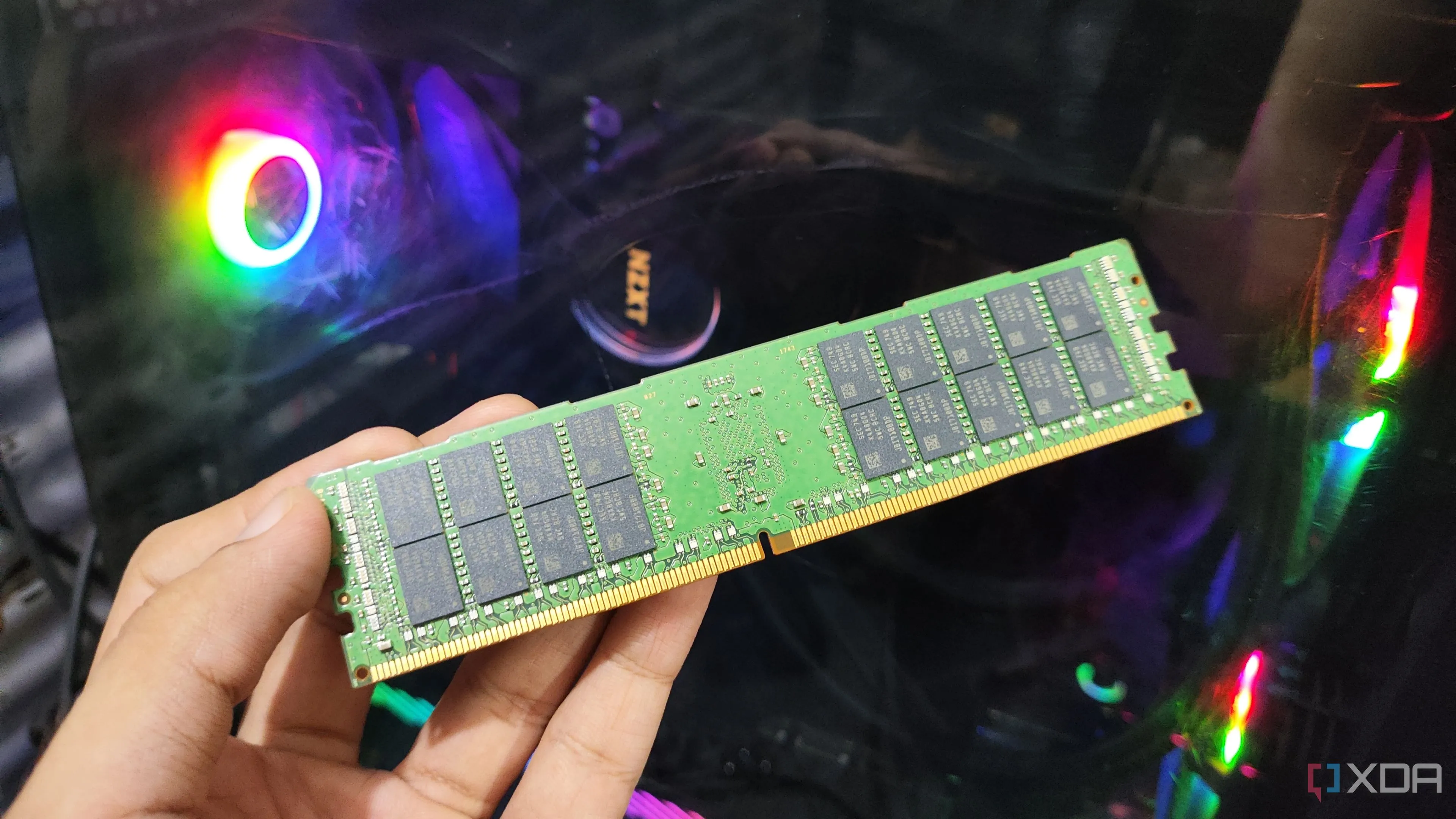 Hình ảnh một người đang cầm thanh RAM ECC DDR4 32GB, minh họa cho công nghệ bộ nhớ chống lỗi
