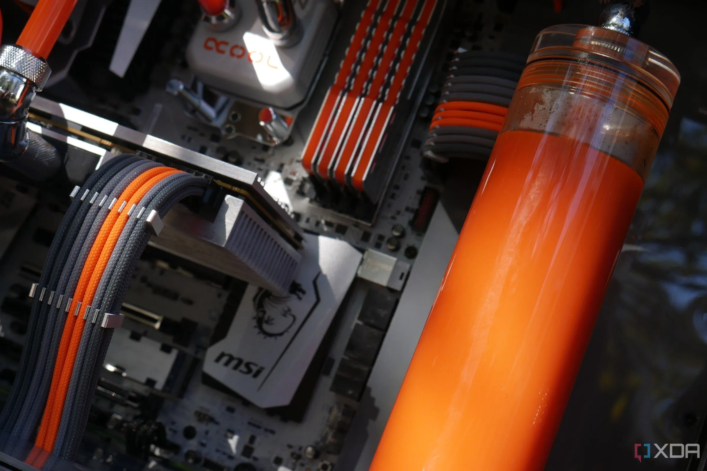 Hình ảnh PC được mod tản nhiệt nước và đi dây custom, thể hiện sự sáng tạo trong modding PC