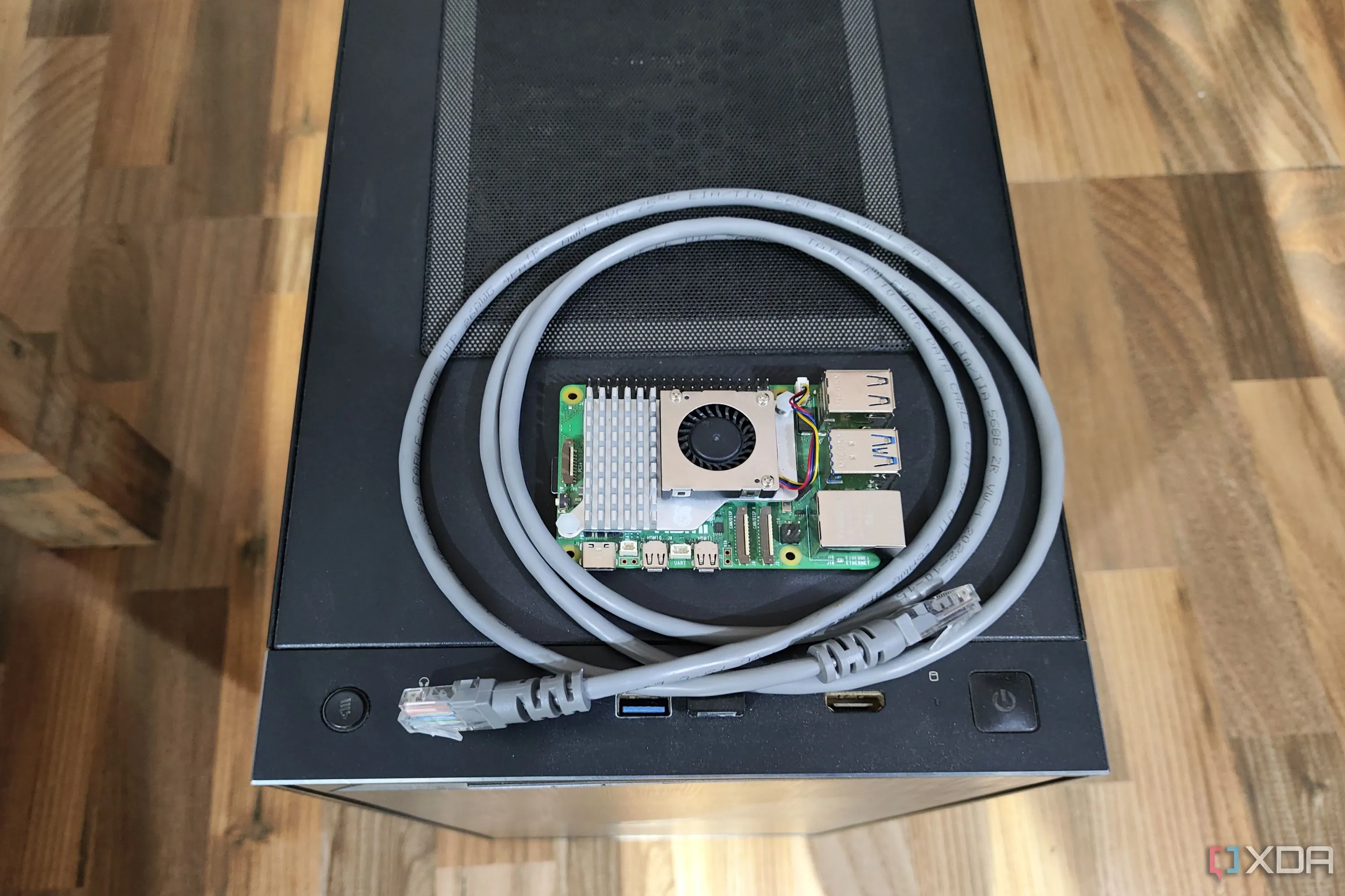 Hình ảnh Raspberry Pi 5 đặt cạnh vỏ PC, dây mạng quấn quanh – Minh họa thiết bị trong home lab