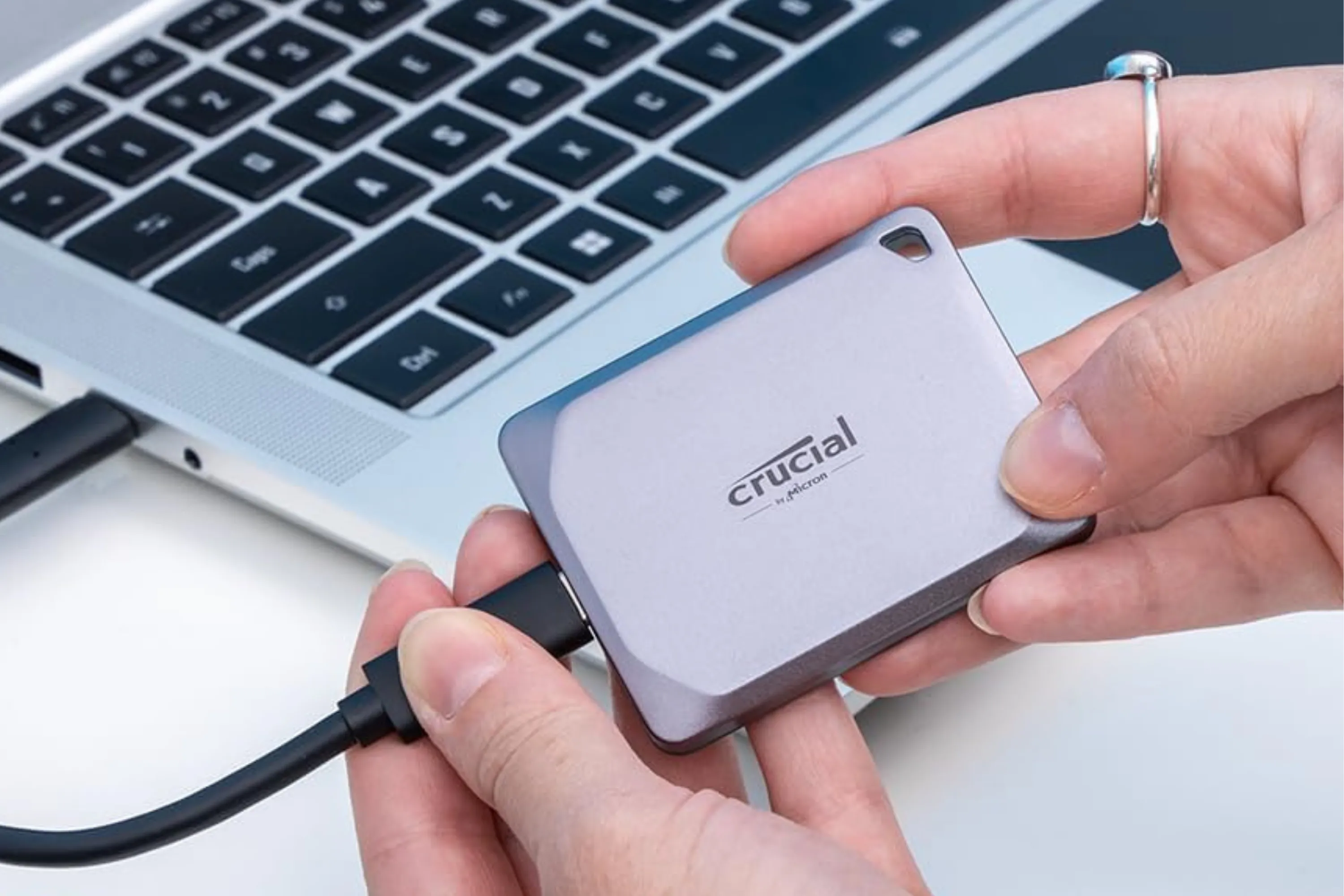 Hình ảnh SSD Crucial X9 Pro 4TB nằm gọn trong lòng bàn tay, minh họa sự di động và tiện lợi