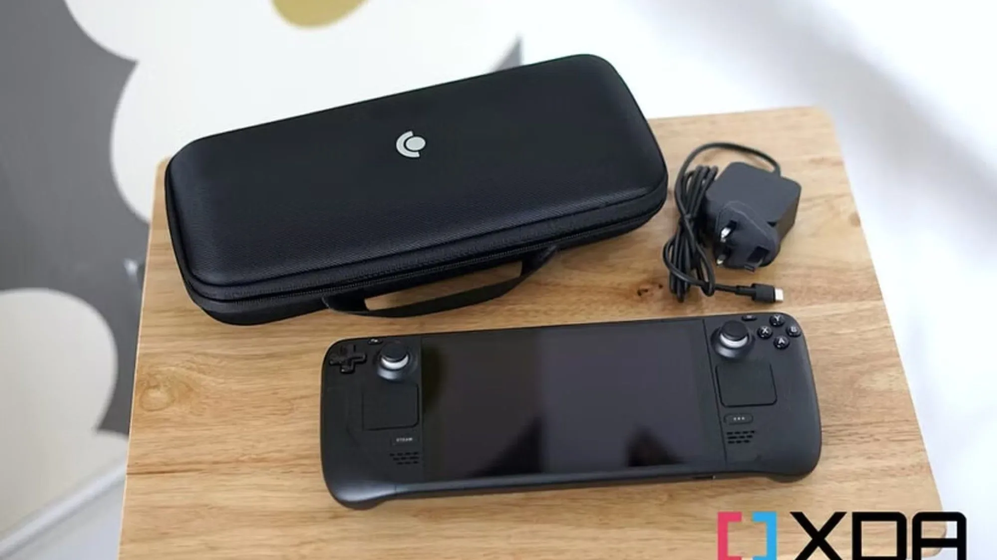Hình ảnh Steam Deck cạnh túi đựng, so sánh với Nintendo Switch 2