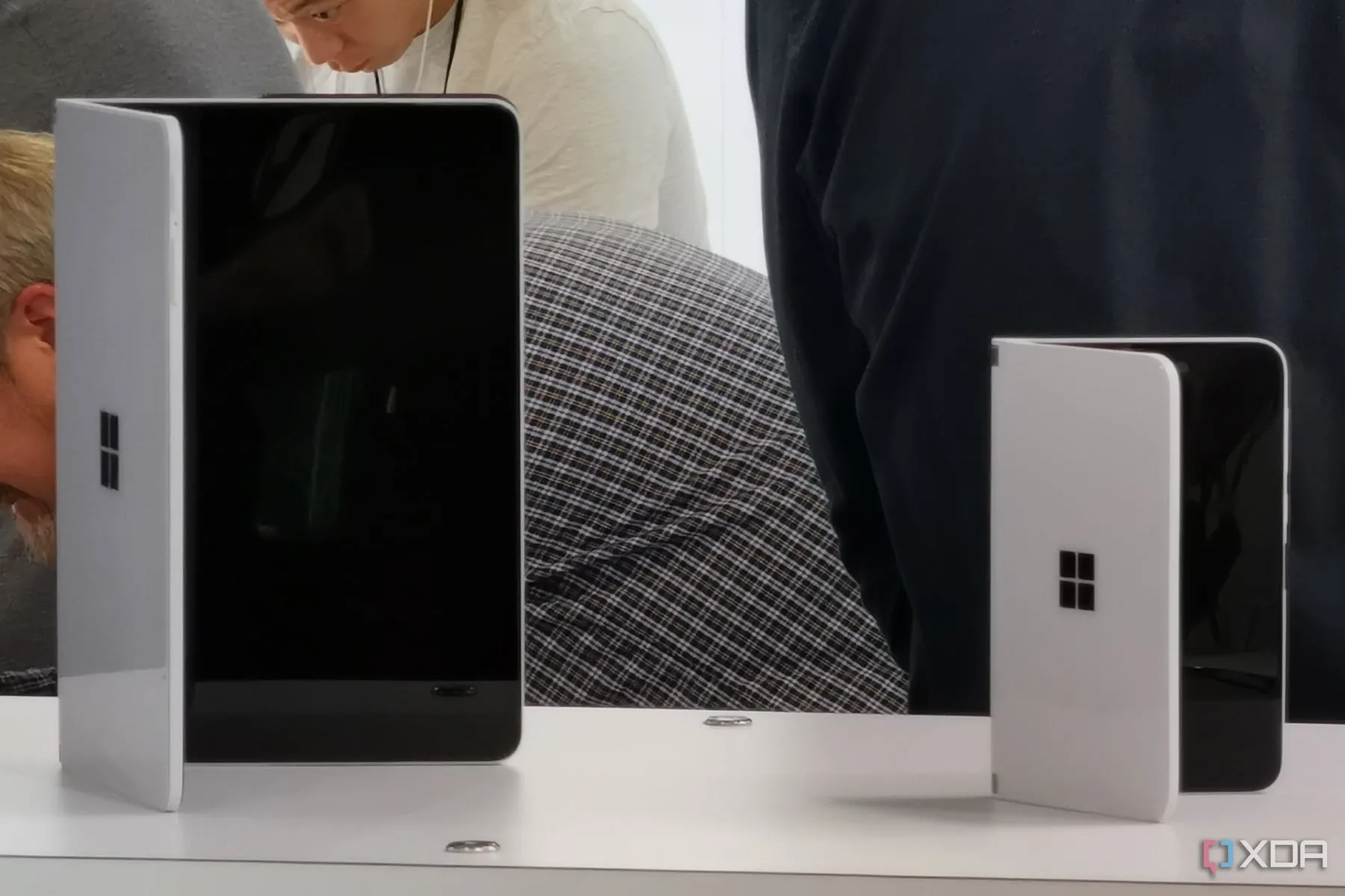 Hình ảnh Surface Neo và Surface Duo, thể hiện tham vọng thiết bị màn hình kép của Microsoft và dự án Windows 10X đã bị hủy bỏ.