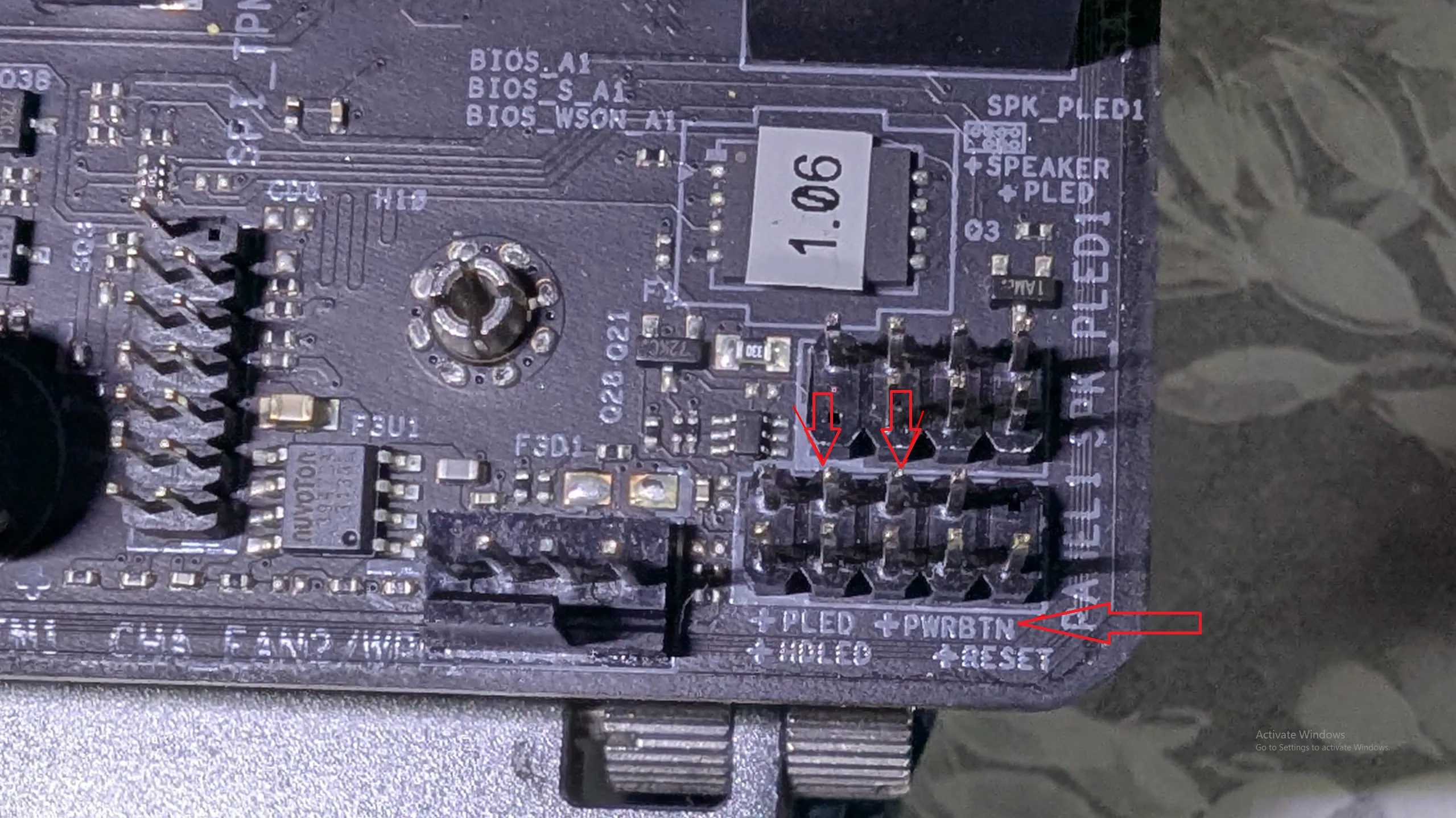 Hình ảnh thực tế các chân cắm PWRBTN và GND trên System Panel Header của mainboard, cho thấy không có dây kết nối để chuẩn bị cho việc kích nguồn nhanh PC.