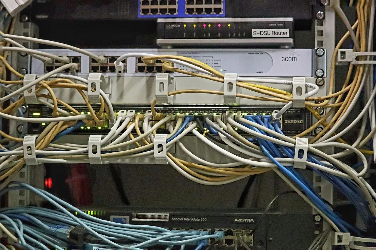 Hình ảnh tủ server với nhiều dây cáp Ethernet được sắp xếp gọn gàng bằng lược cáp, minh họa giải pháp in 3D để quản lý cáp cho thiết bị mạng.