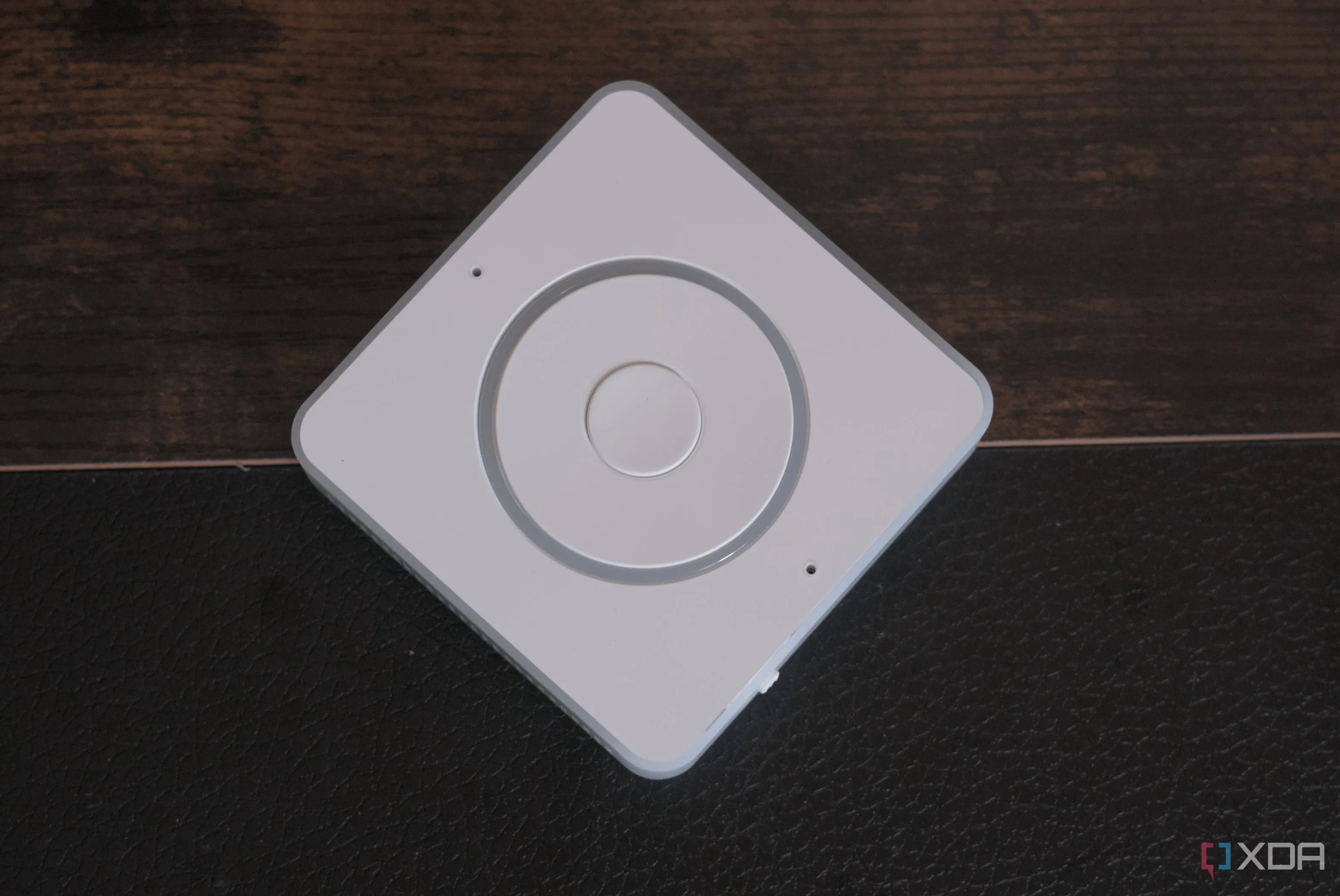 Home Assistant Voice Preview Edition hiển thị giao diện điều khiển giọng nói trên màn hình.