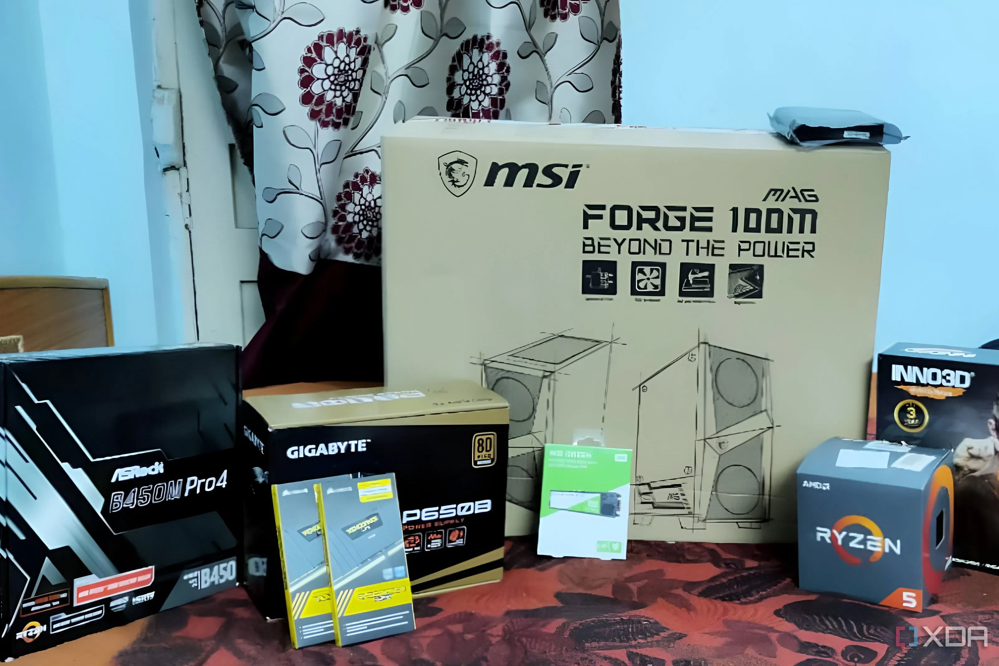 Hộp đựng các linh kiện PC mới mua chuẩn bị lắp ráp