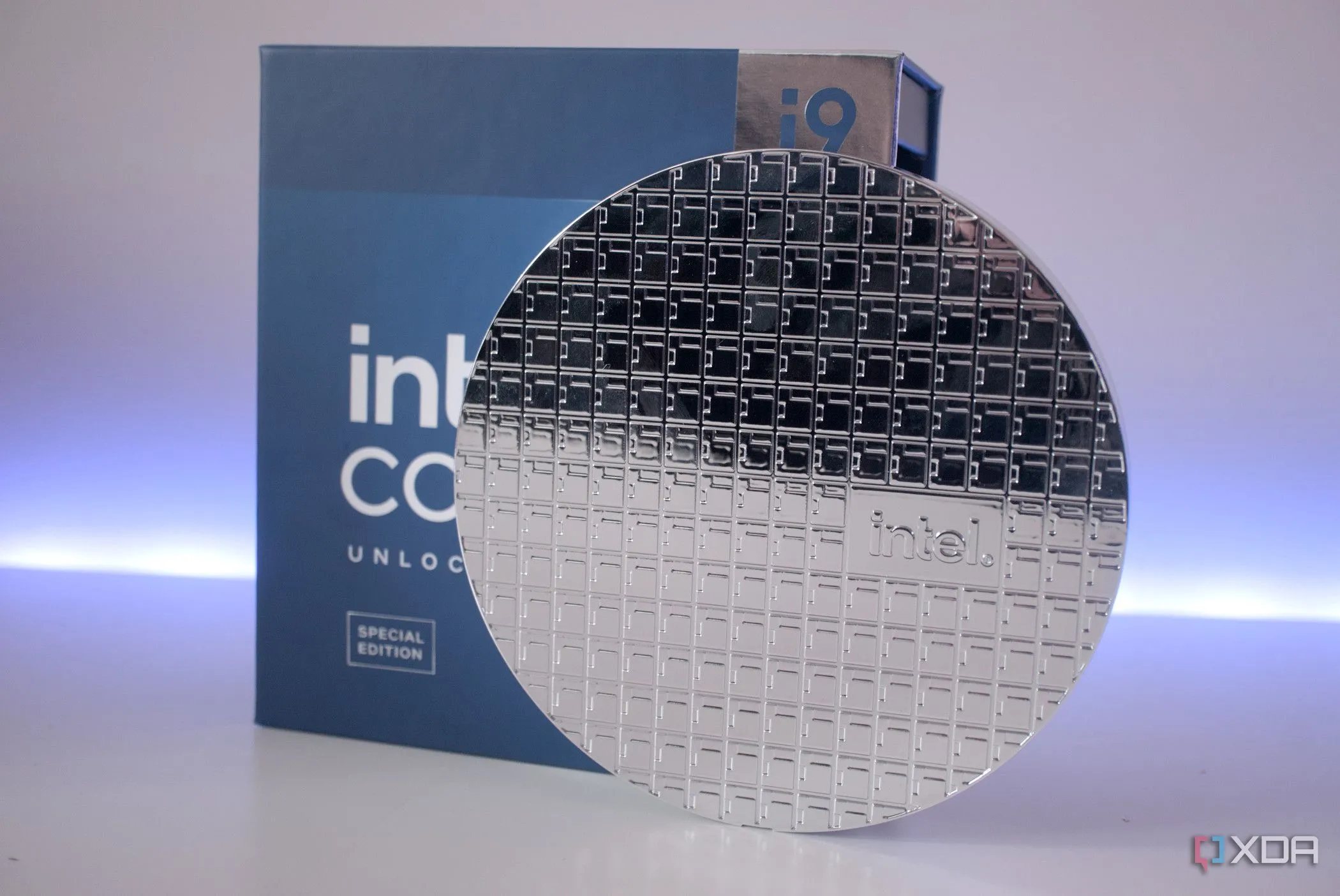 Hộp đựng và chip Intel Core i9-14900KS, một ví dụ về CPU dòng K hiệu năng cao của Intel
