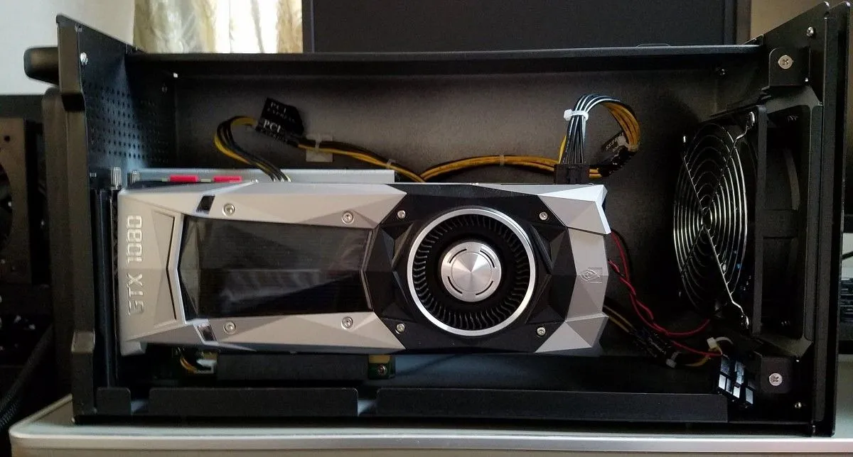 Hộp eGPU AKiTiO Node kết nối card NVIDIA GTX 1080, minh họa giải pháp eGPU đời đầu