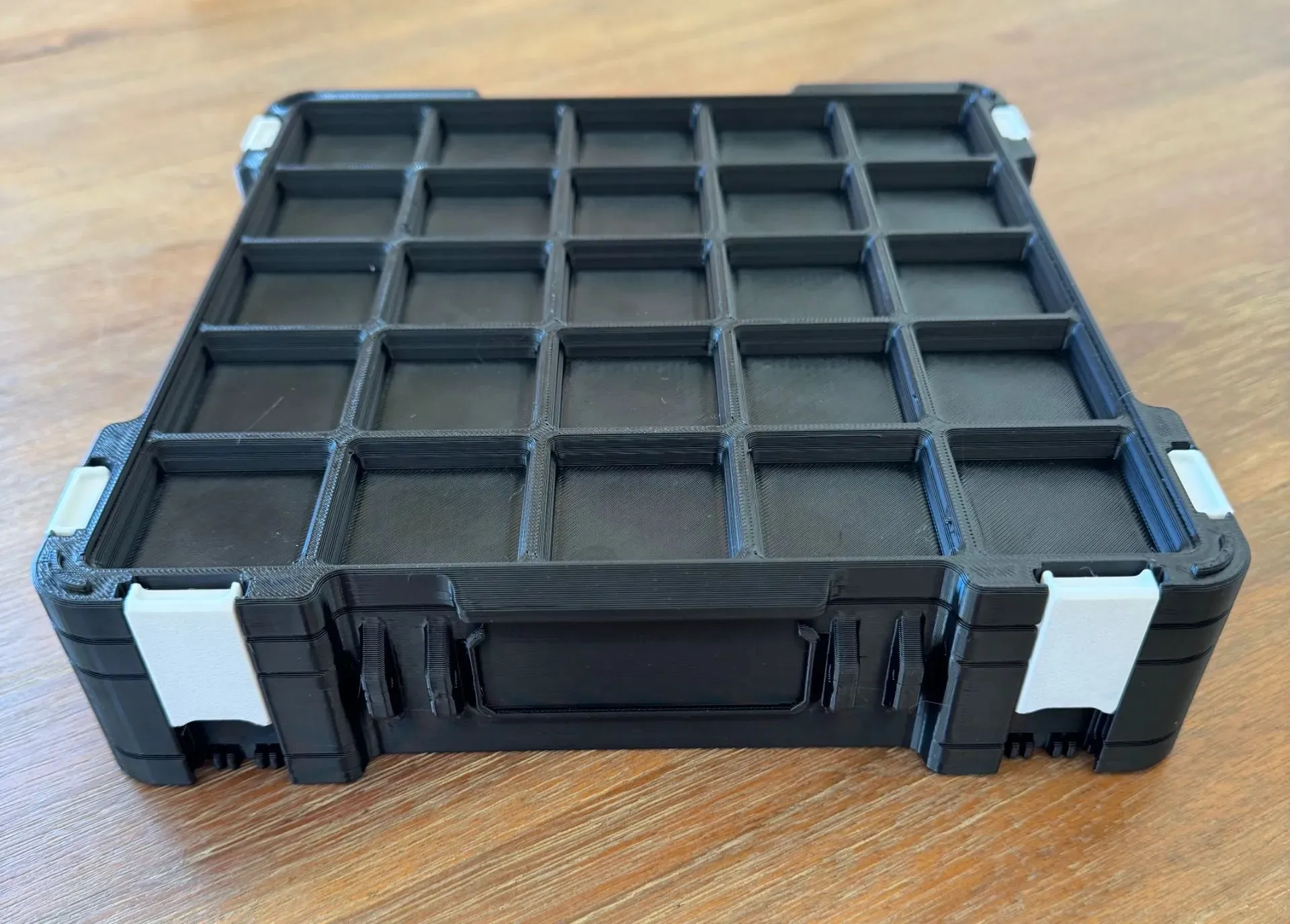 Hộp lưu trữ Gridfinity được in 3D bằng PETG filament cho khả năng chịu nhiệt tốt hơn trong môi trường nóng như nhà để xe.