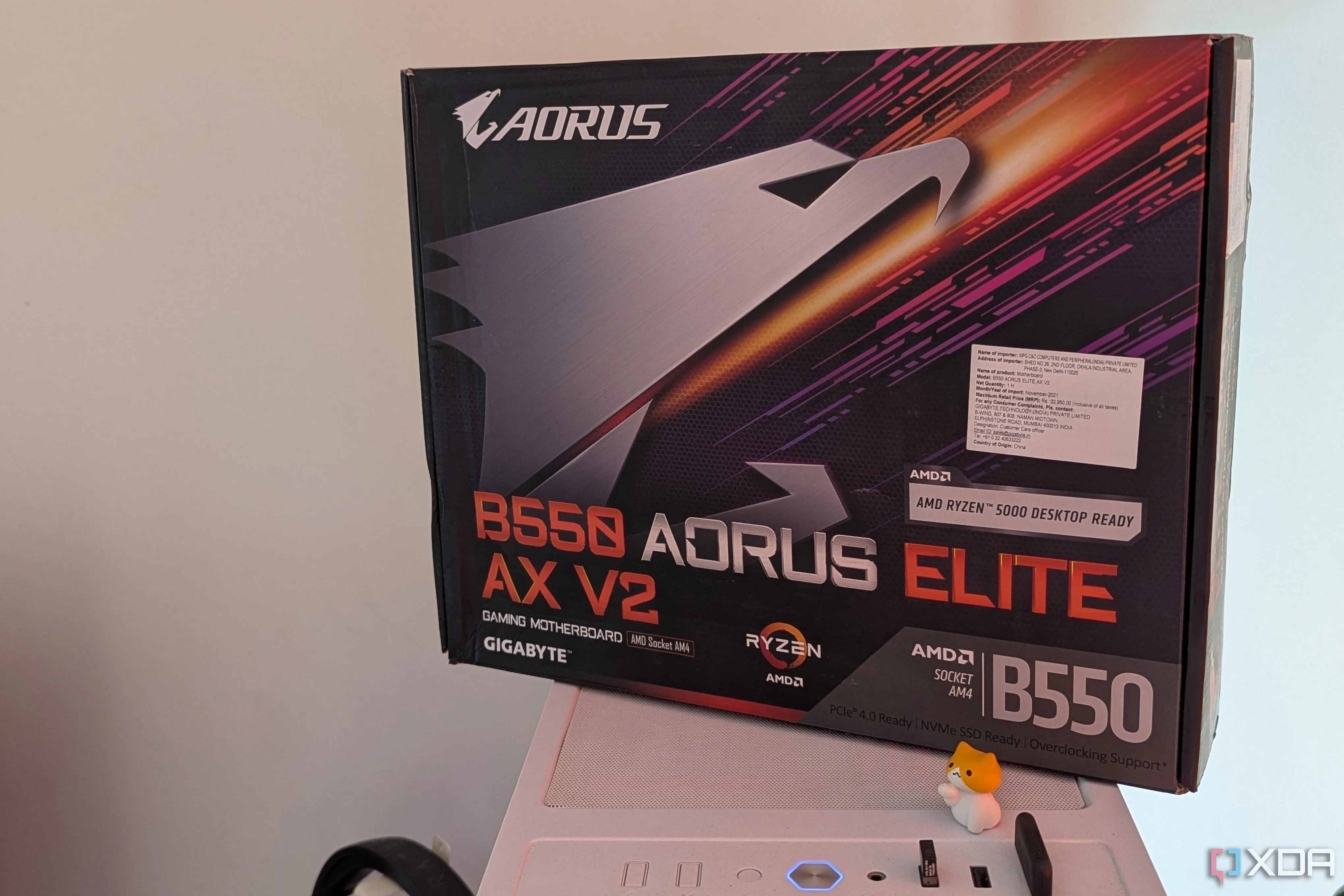 Hộp mainboard Gigabyte trên vỏ case PC trắng, thể hiện khu vực có đèn RGB trên bo mạch