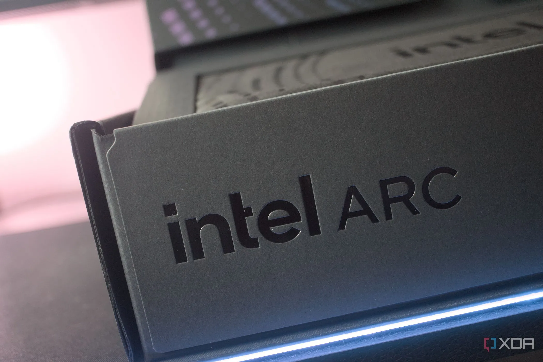 Hộp sản phẩm card đồ họa Intel Arc B580, cho thấy sự tập trung của Intel vào GPU trong bối cảnh CPU gặp nhiều thách thức.