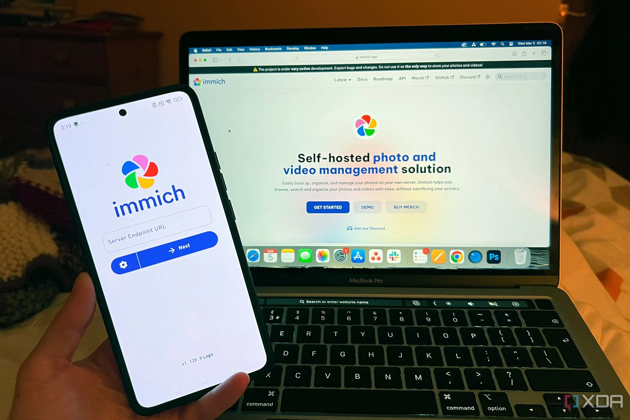 Immich chạy trên điện thoại Android và laptop MacBook, thể hiện giải pháp tự host cho quản lý ảnh