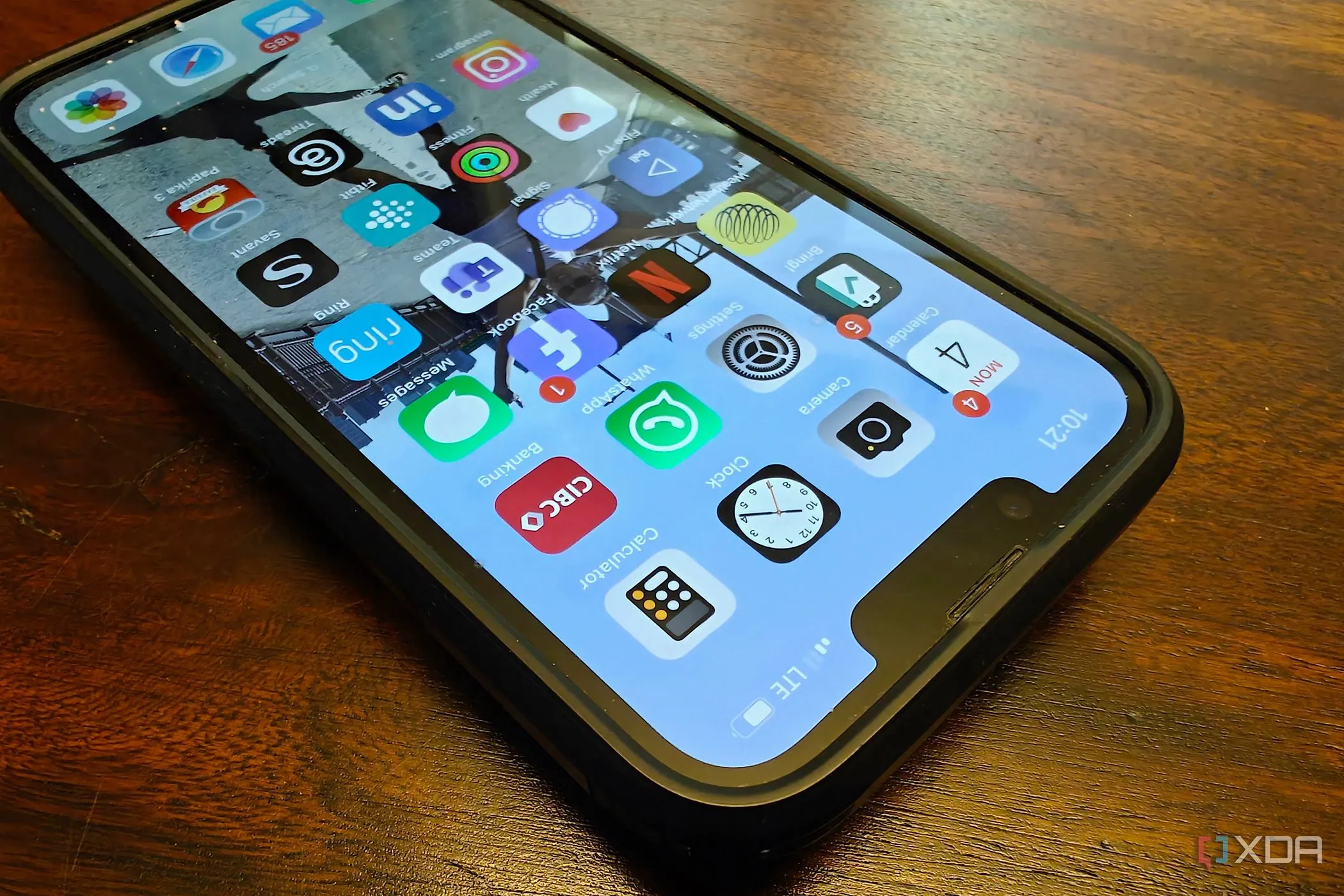 iPhone hiển thị biểu tượng LTE, minh họa bối cảnh các cuộc tấn công bảo mật trực tuyến