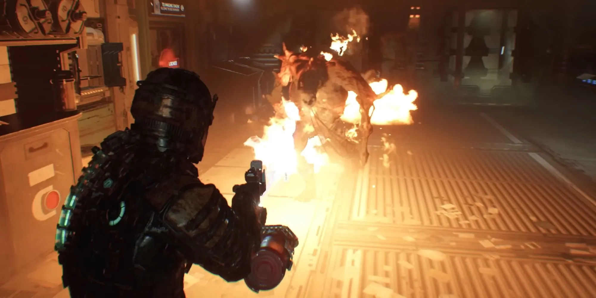Isaac dùng súng phun lửa thiêu cháy một Necromorph trong Dead Space Remake