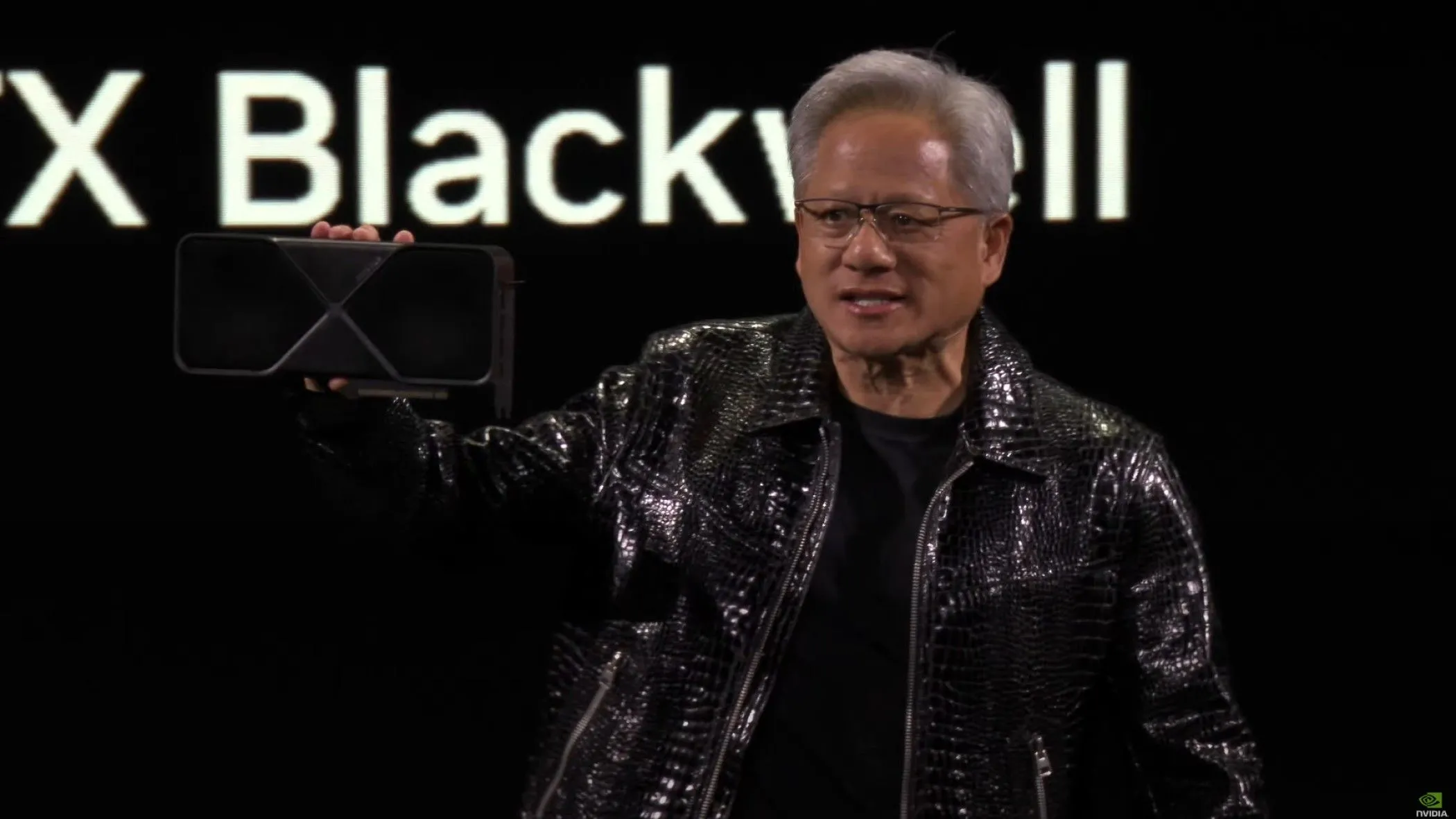 Jensen Huang cầm Blackwell chip Nvidia