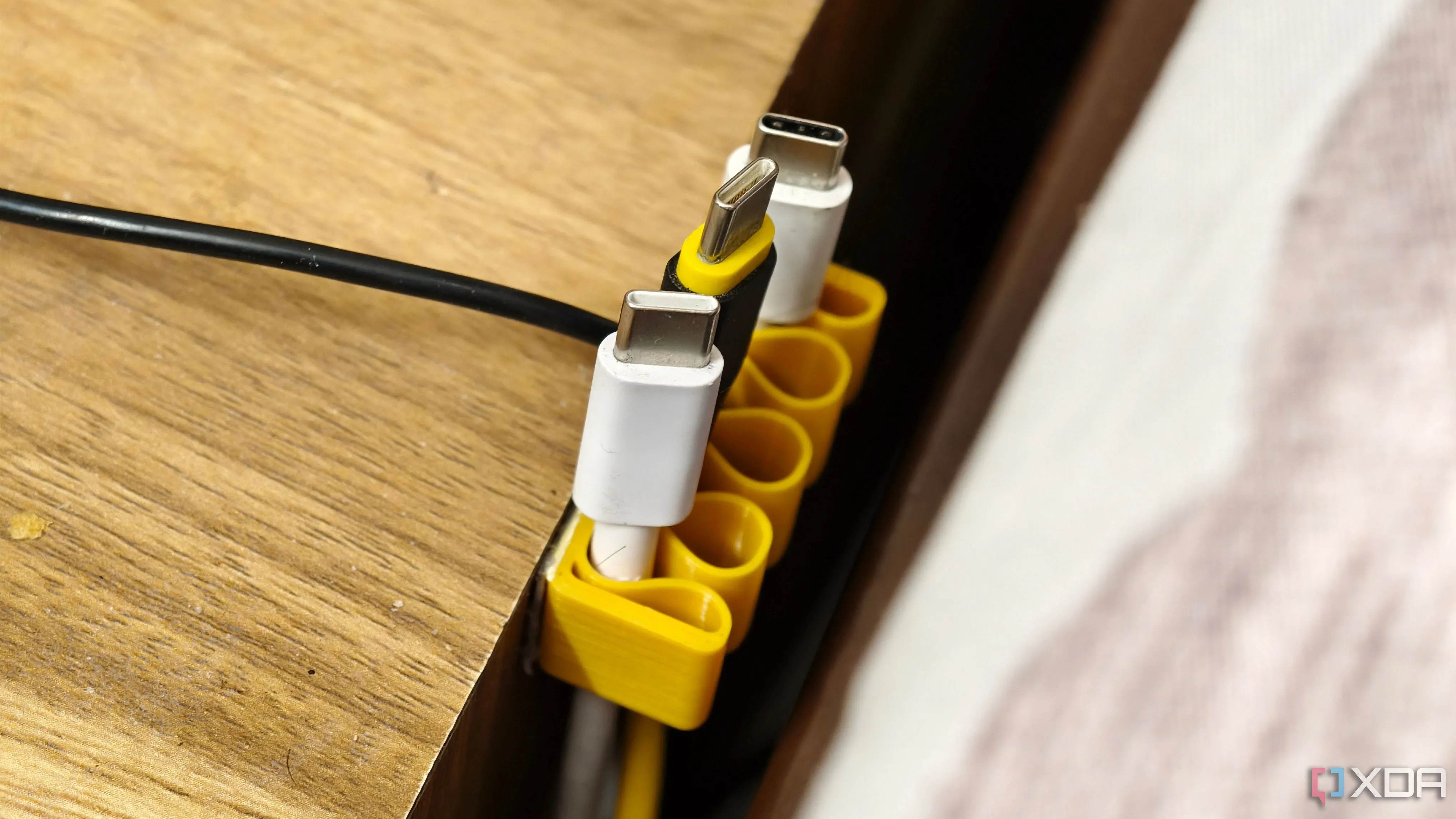 Kẹp giữ cáp in 3D giúp sắp xếp dây điện gọn gàng trên bàn làm việc, giảm tình trạng rối dây.