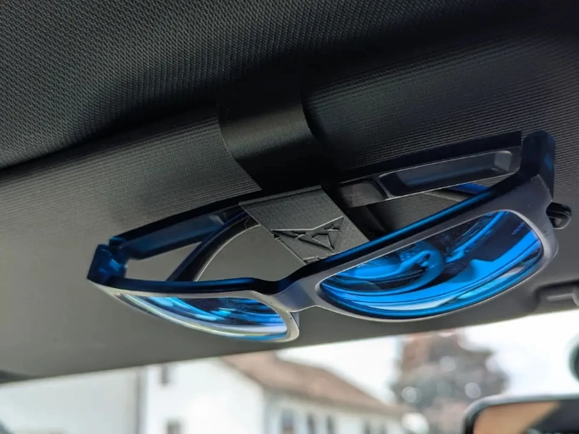 Kẹp kính râm đơn giản in 3D gắn trên tấm che nắng hoặc trần xe hơi, giữ kính an toàn và dễ lấy