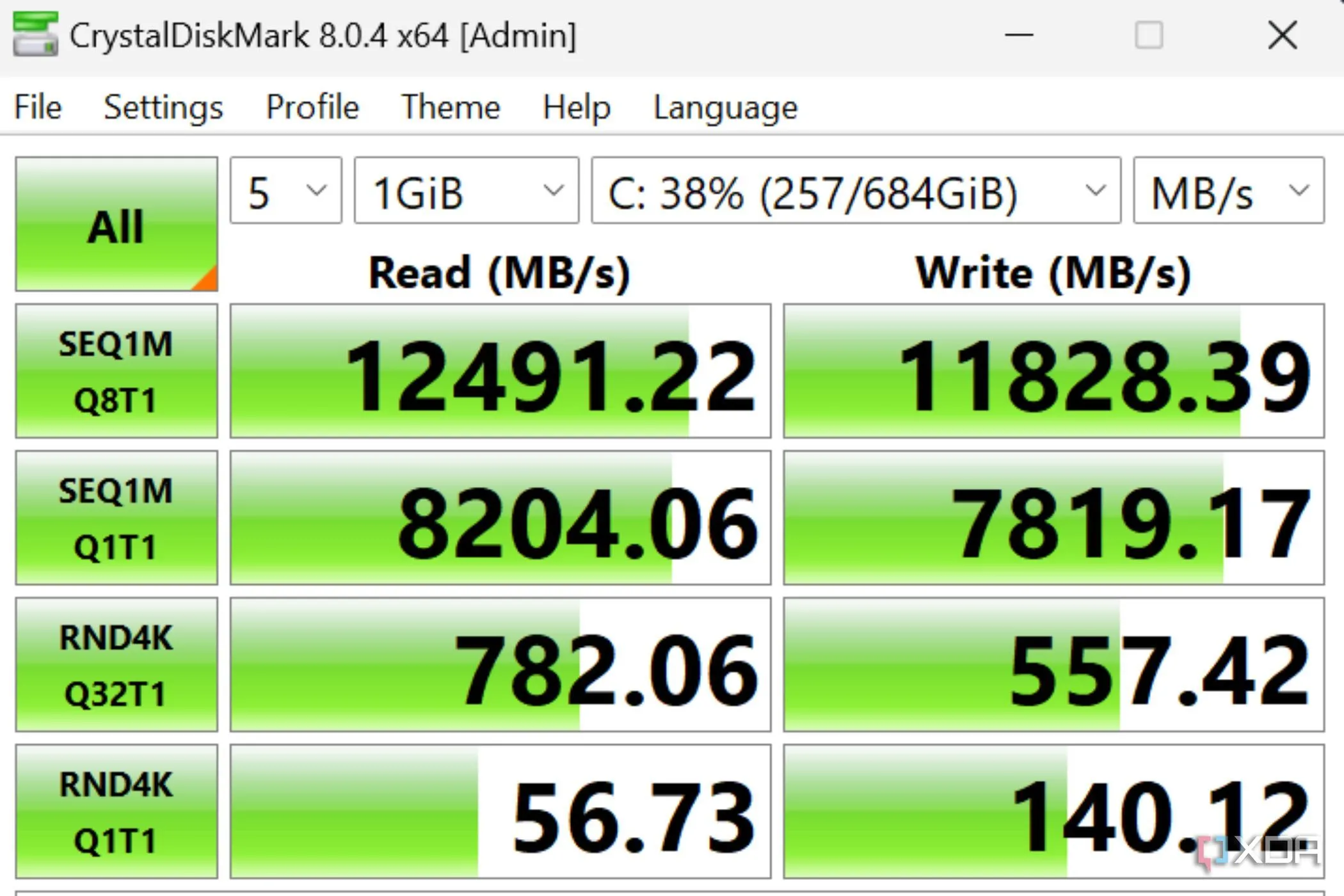 Kết quả benchmark CrystalDiskMark trên laptop Alienware m16, minh họa tốc độ đọc/ghi của SSD