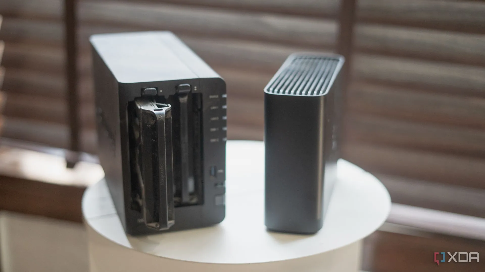 Khay ổ cứng của thiết bị NAS Synology Beestation đặt trên bàn, tượng trưng cho nhu cầu lưu trữ và truyền tải dữ liệu dung lượng lớn qua mạng 10GbE.
