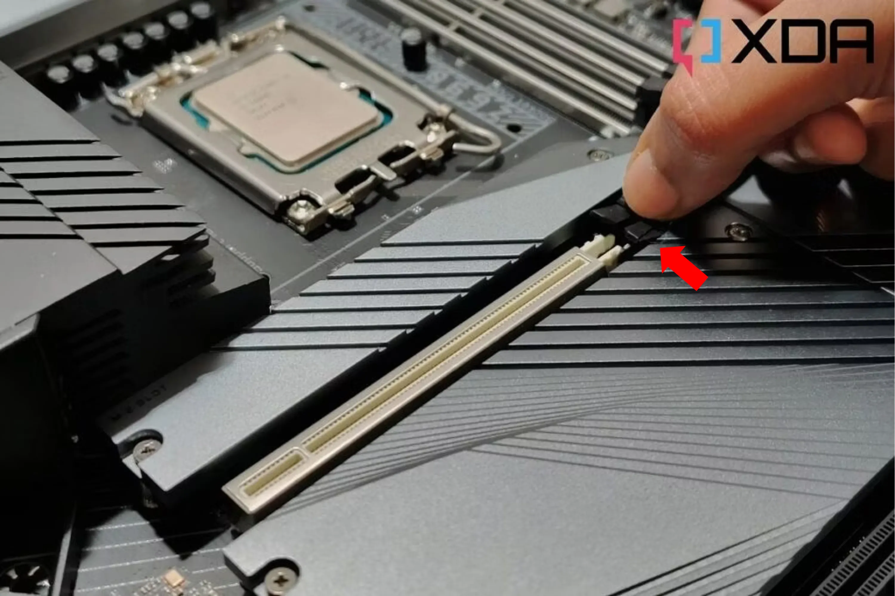 Khe cắm PCIe trên bo mạch chủ, nơi gắn các card mở rộng tốc độ cao