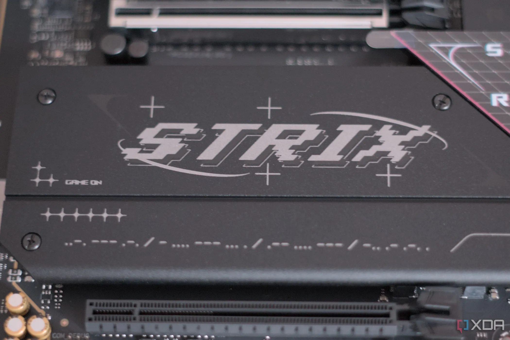 Khu vực khe cắm SSD M.2 trên bo mạch chủ Asus ROG Strix B850-F Gaming WiFi với tản nhiệt và logo Strix
