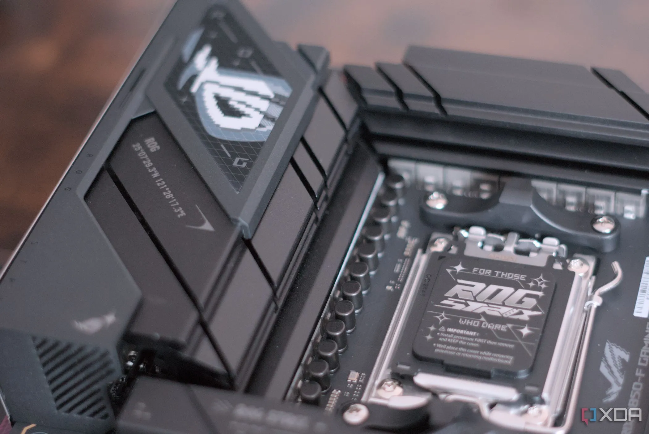 Khu vực VRM trên mainboard Asus ROG Strix B850-F Gaming WiFi, minh họa thiết kế nguồn điện mạnh mẽ cho việc ép xung CPU.