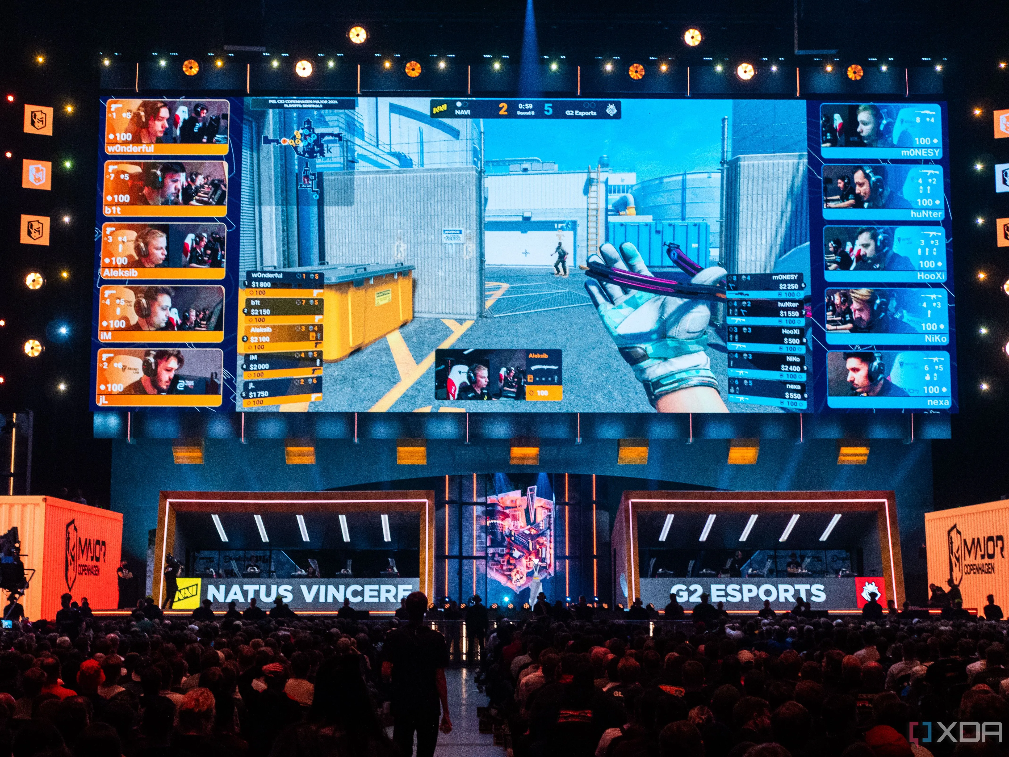 Khung cảnh giải đấu game chuyên nghiệp Counter-Strike 2, tượng trưng cho tinh thần cạnh tranh và giải trí của các game party như Drag x Drive trên Nintendo Switch 2.