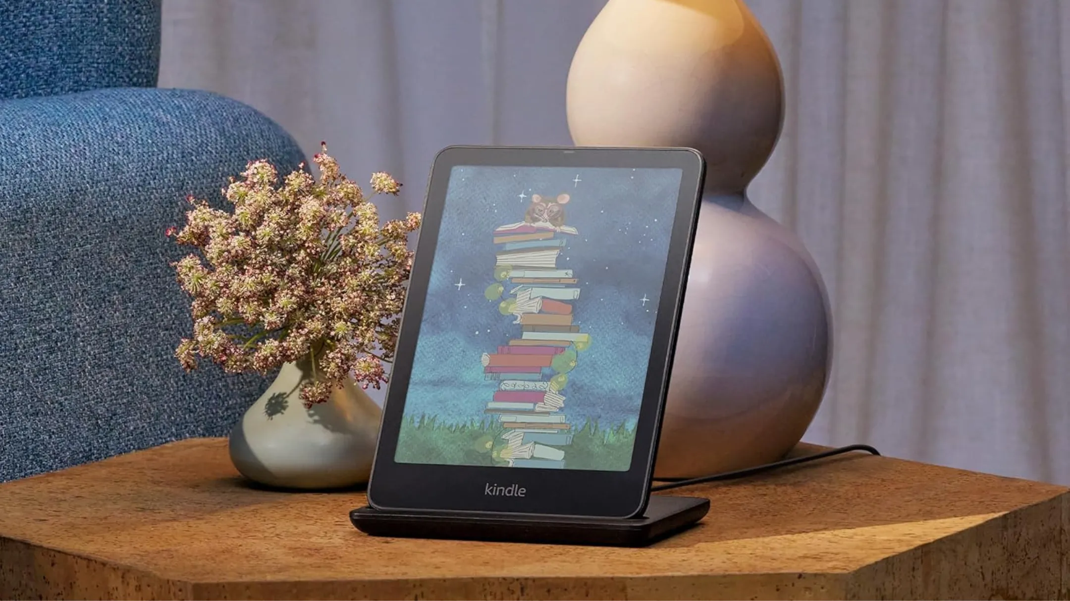 Kindle Colorsoft Signature Edition đặt trên bàn, cận cảnh màn hình màu sống động