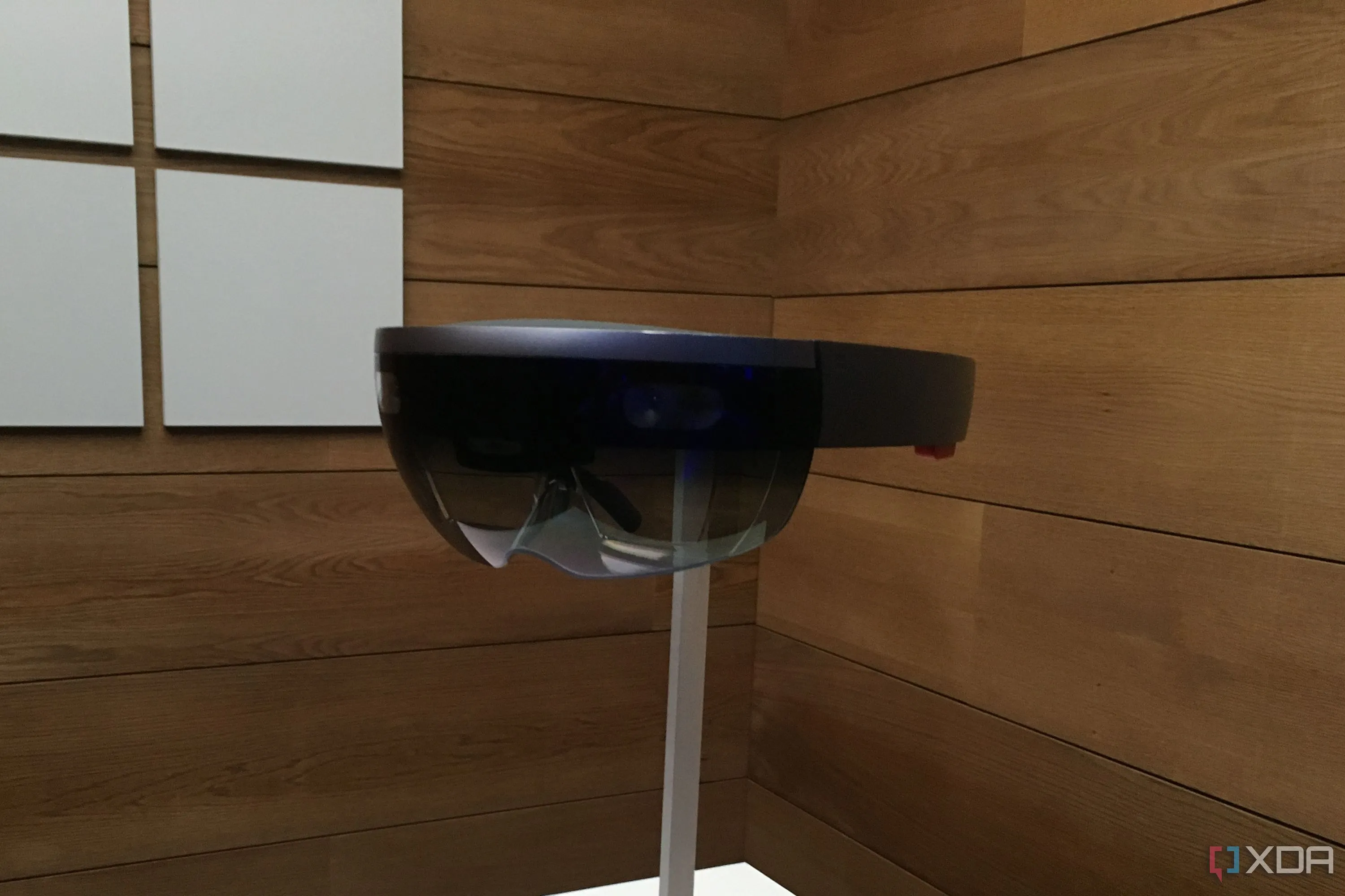 Kính thực tế hỗn hợp Microsoft HoloLens, mở ra kỷ nguyên điện toán ba chiều và tầm nhìn &quot;One Windows&quot; trên các thiết bị mới.