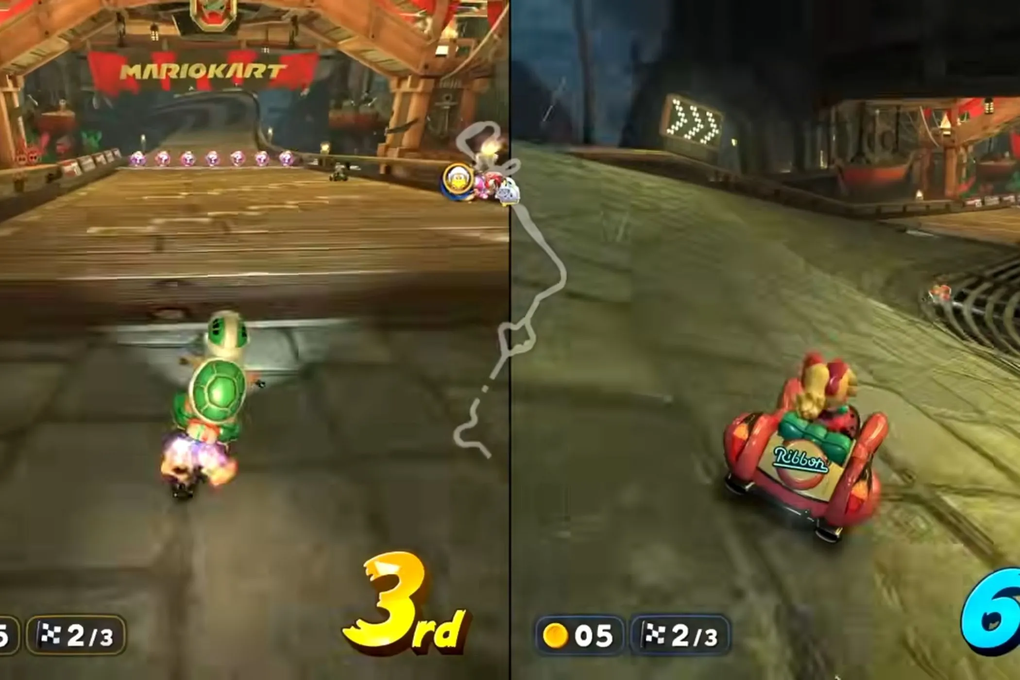 Koopa và Peach đua xe trên đường đua Wario Shipyard trong Mario Kart World với bối cảnh tàu ma quái