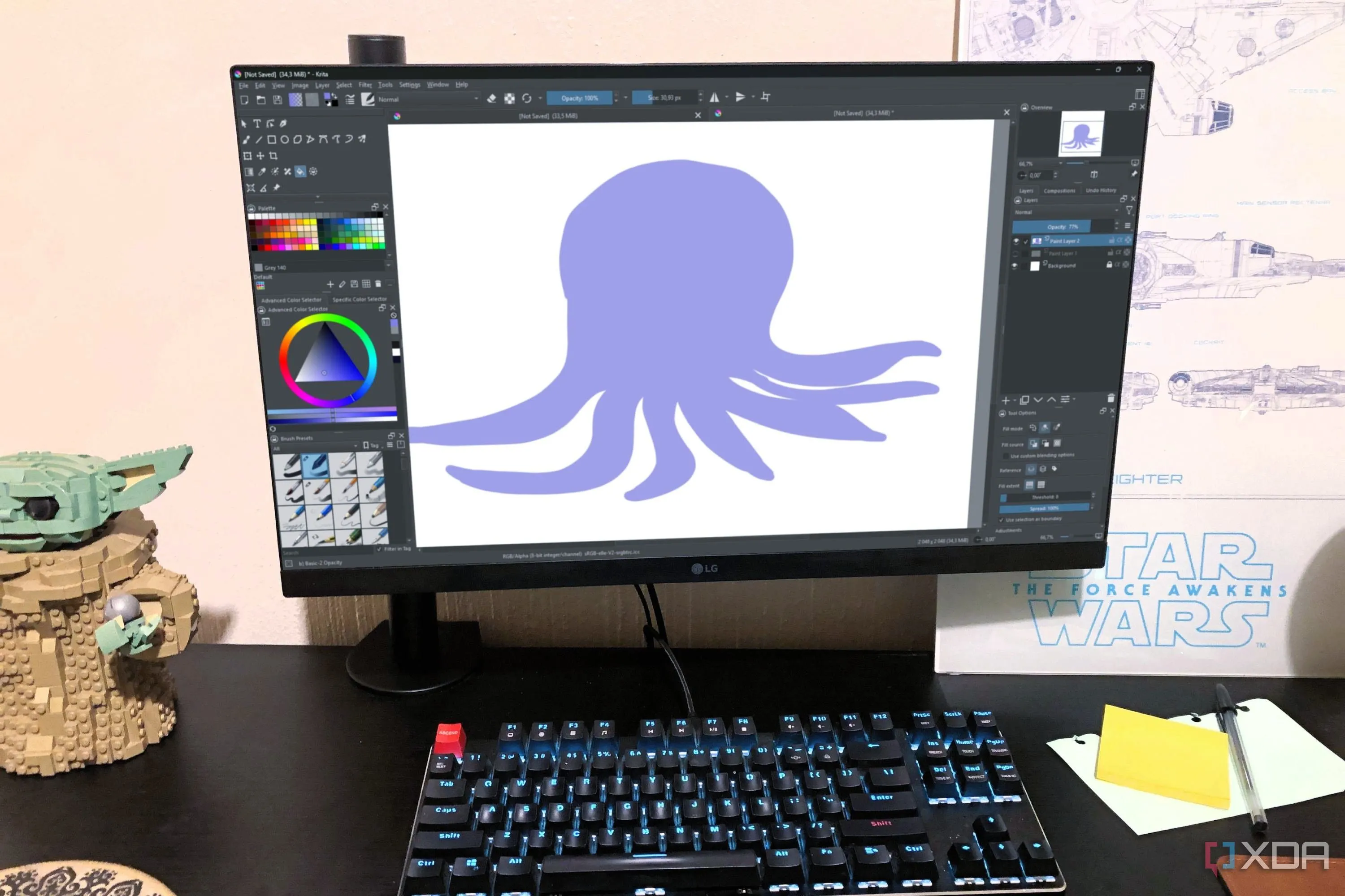 Krita hiển thị trên máy tính, với đồ chơi Lego và áp phích trong tầm nhìn, thể hiện một không gian làm việc sáng tạo