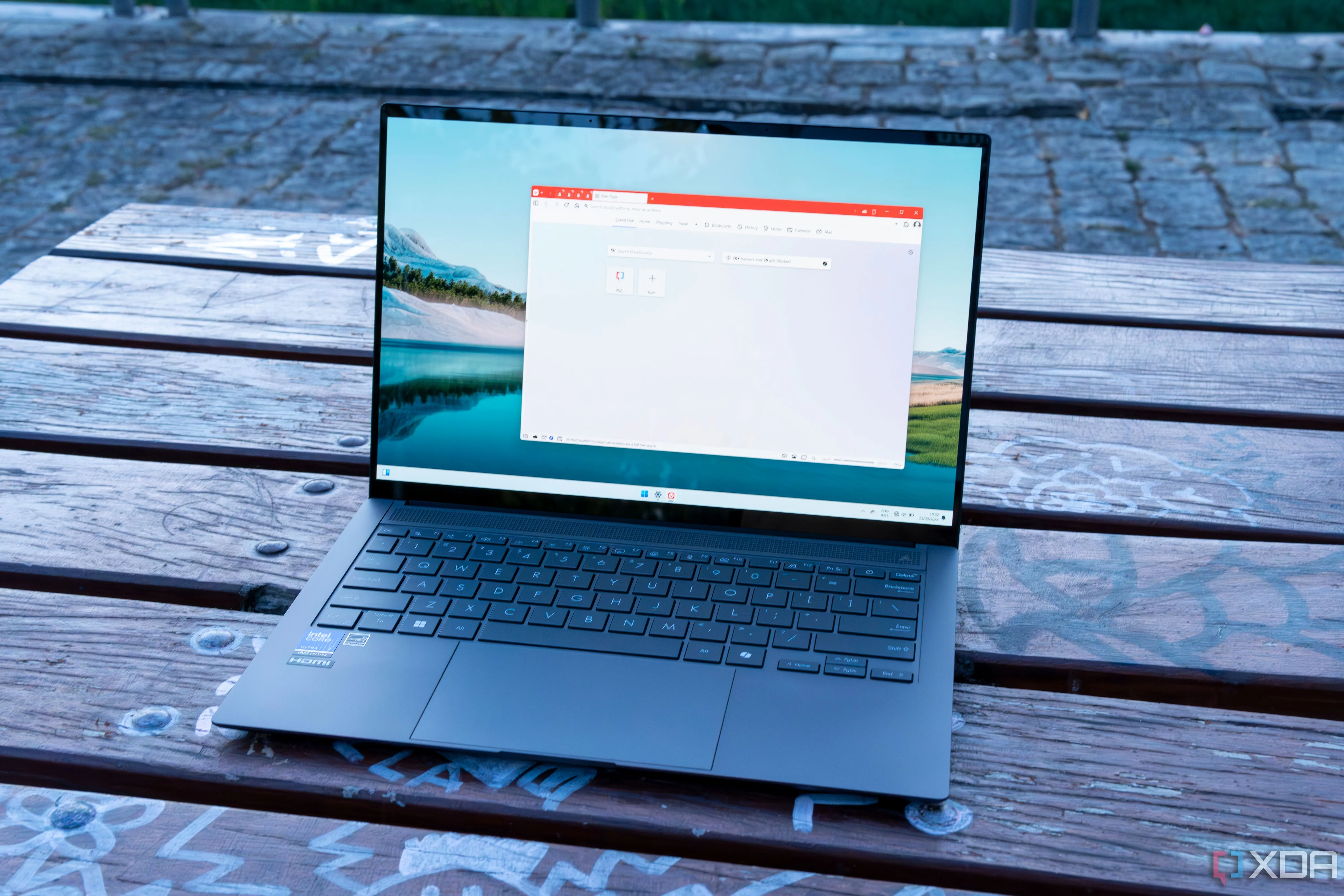 Laptop Asus Zenbook S 14 hiển thị trình duyệt Vivaldi trên Windows 11, minh họa trải nghiệm làm việc hiện đại
