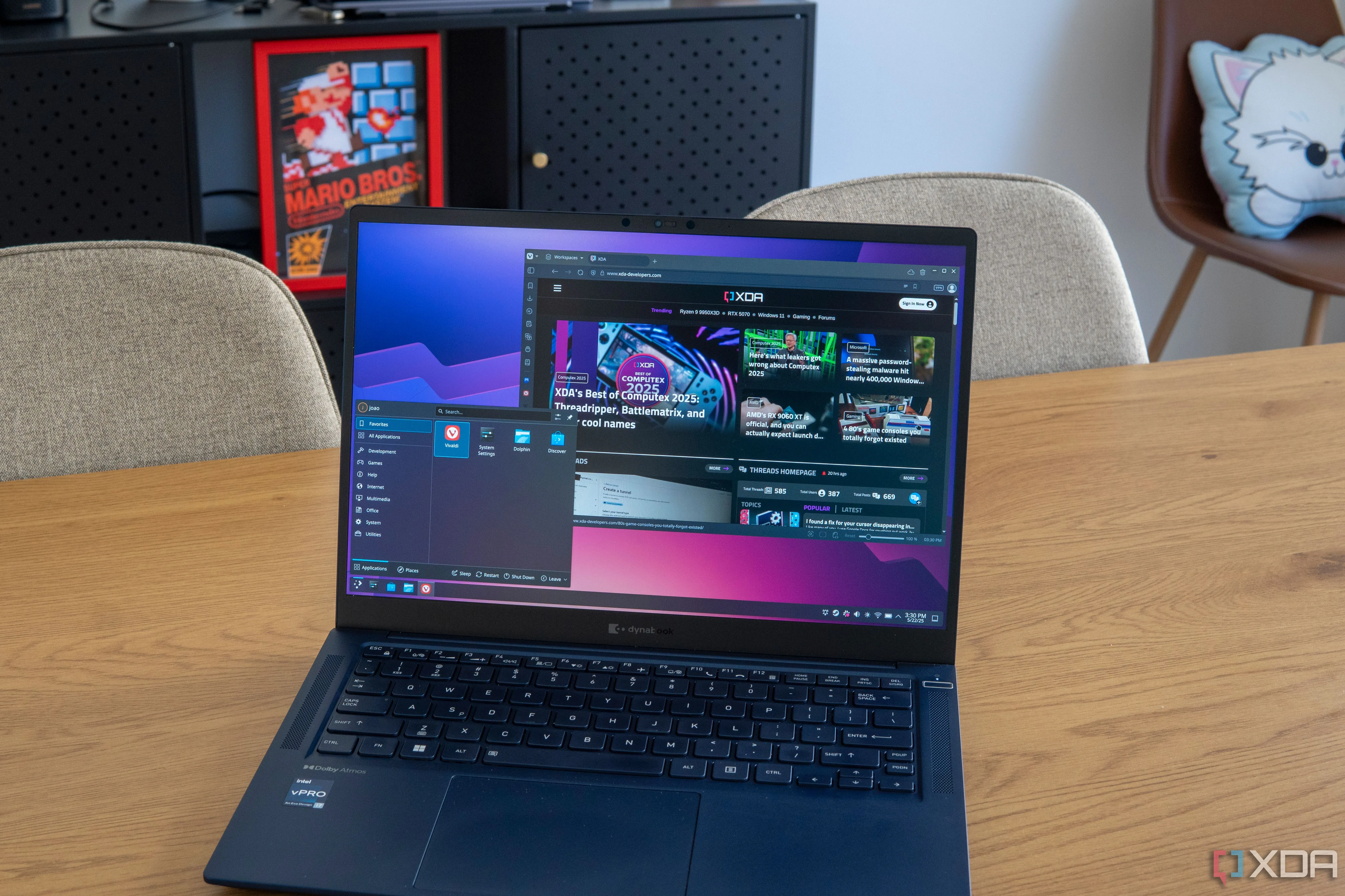 Laptop chạy Arch Linux đang duyệt web, minh họa cho trải nghiệm người dùng Linux và sự phổ biến của các bản phân phối Wayland