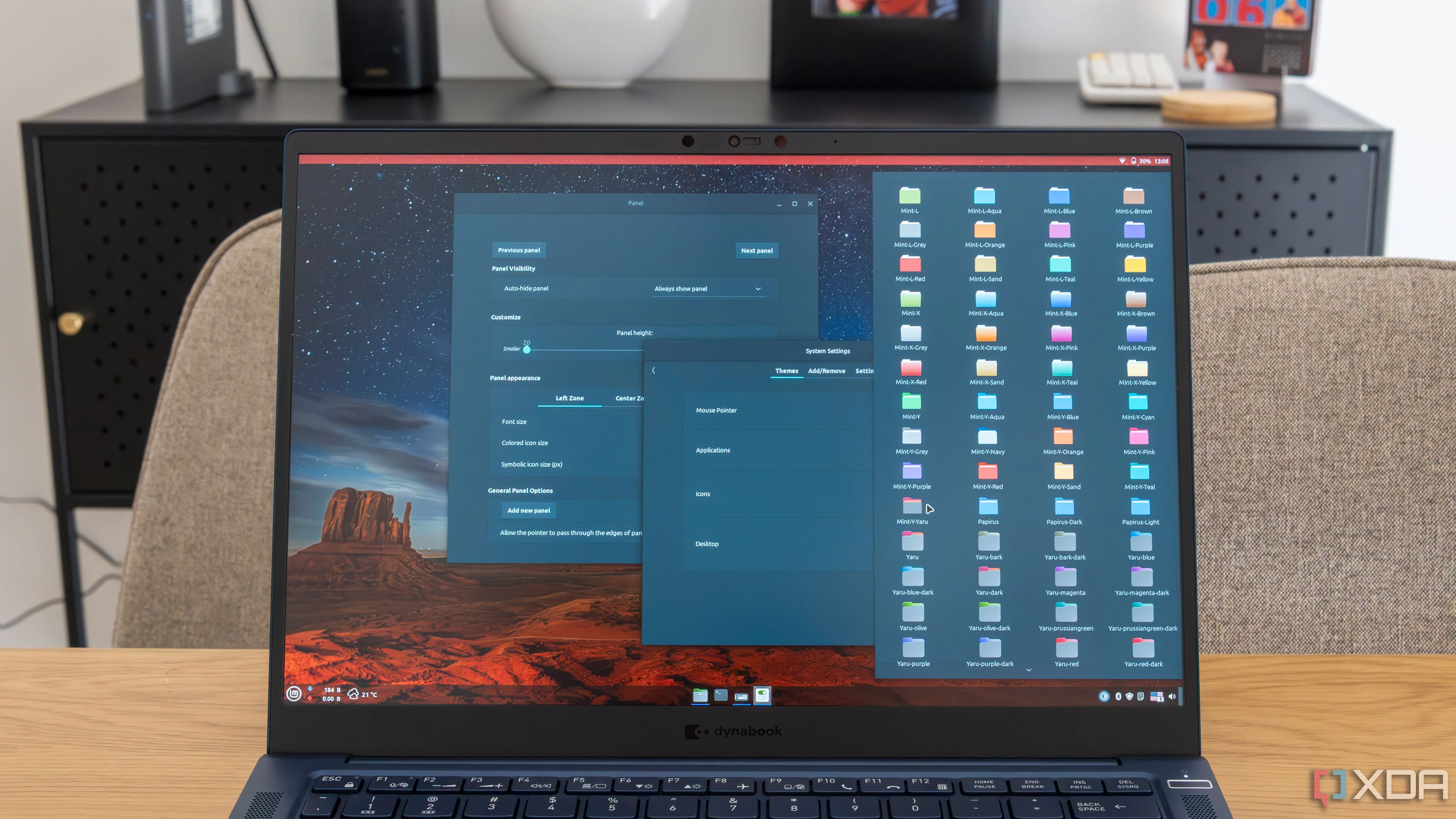 Laptop chạy Linux Mint hiển thị các tùy chọn tùy chỉnh giao diện và cài đặt