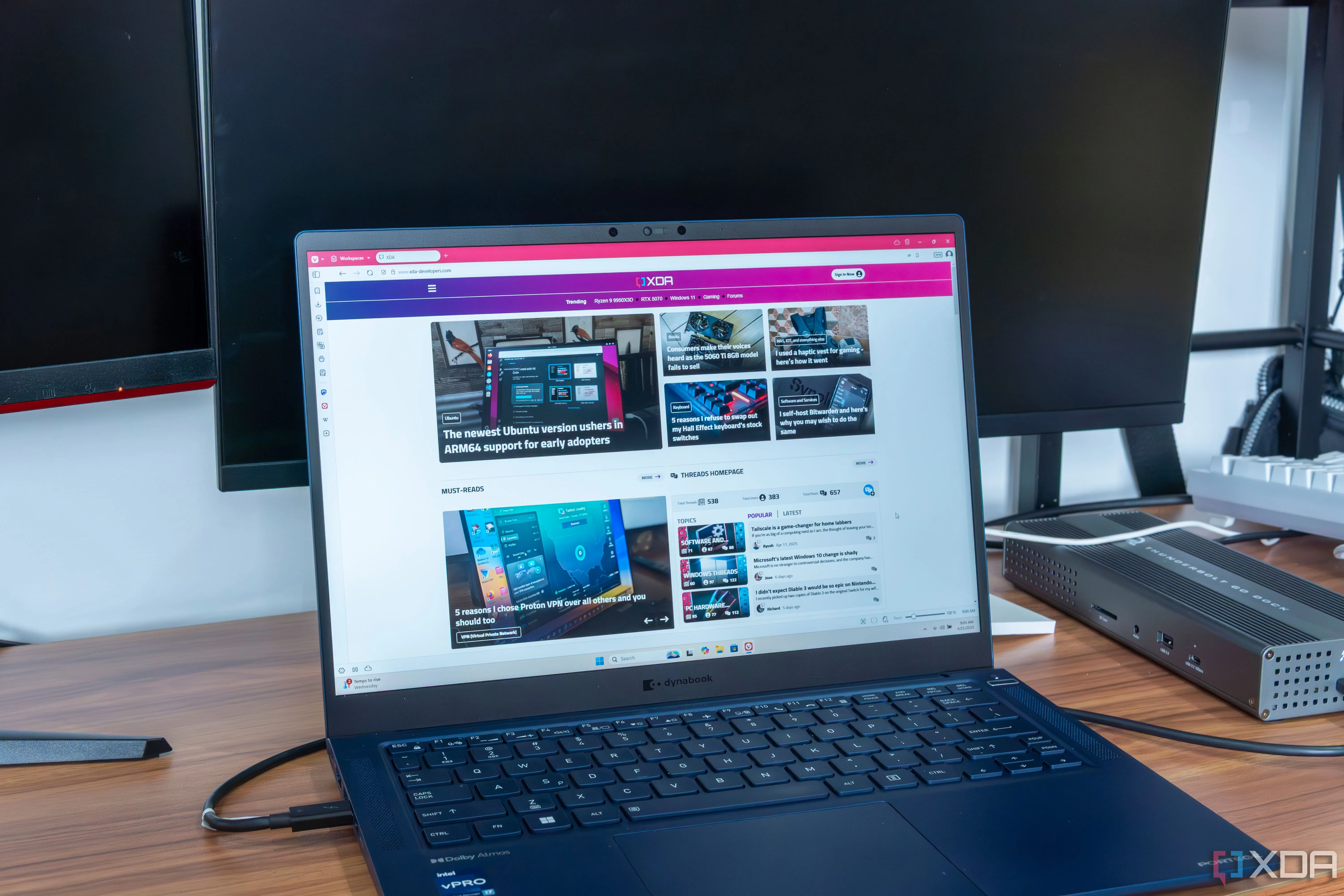 Laptop chạy Windows 11 hiển thị trình duyệt web Vivaldi và trang chủ XDA, minh họa môi trường sử dụng máy tính hàng ngày.