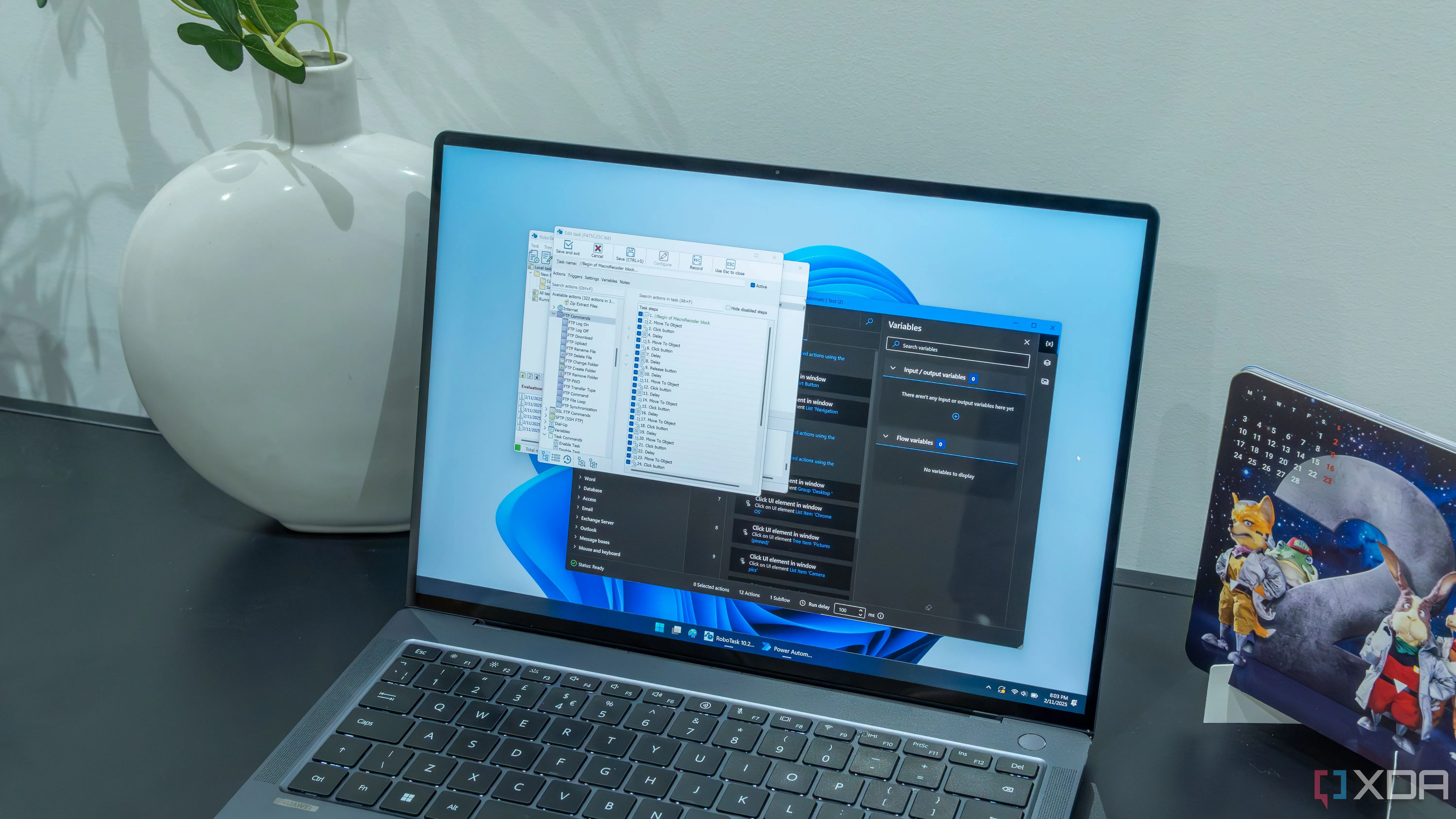 Laptop chạy Windows 11 với các ứng dụng tự động hóa RoboTask và Power Automate, tăng cường năng suất