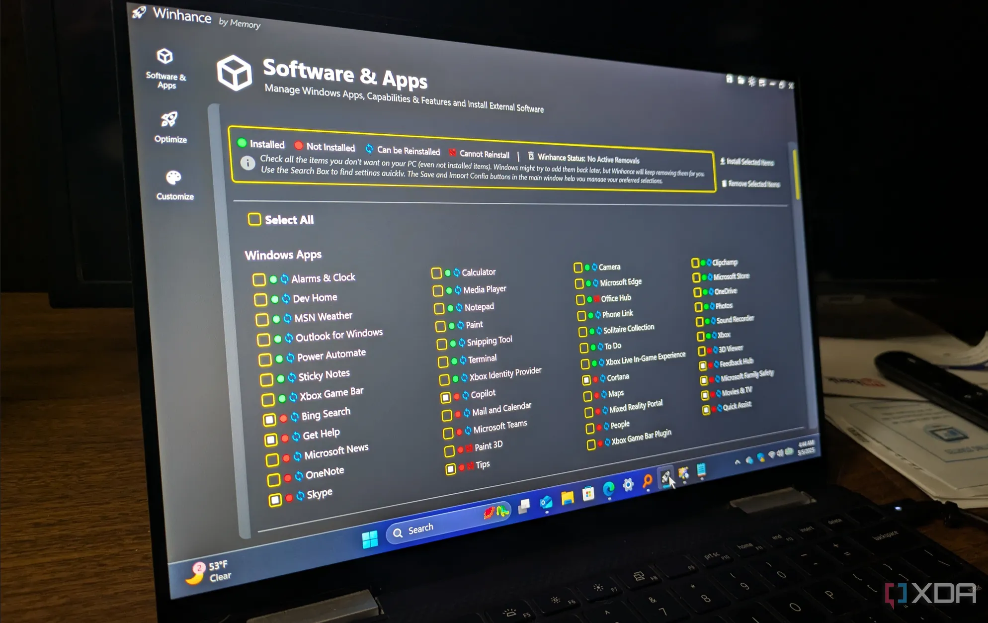 Laptop chạy Windows 11 với giao diện ứng dụng, minh họa cho việc thiết lập và quản lý PC