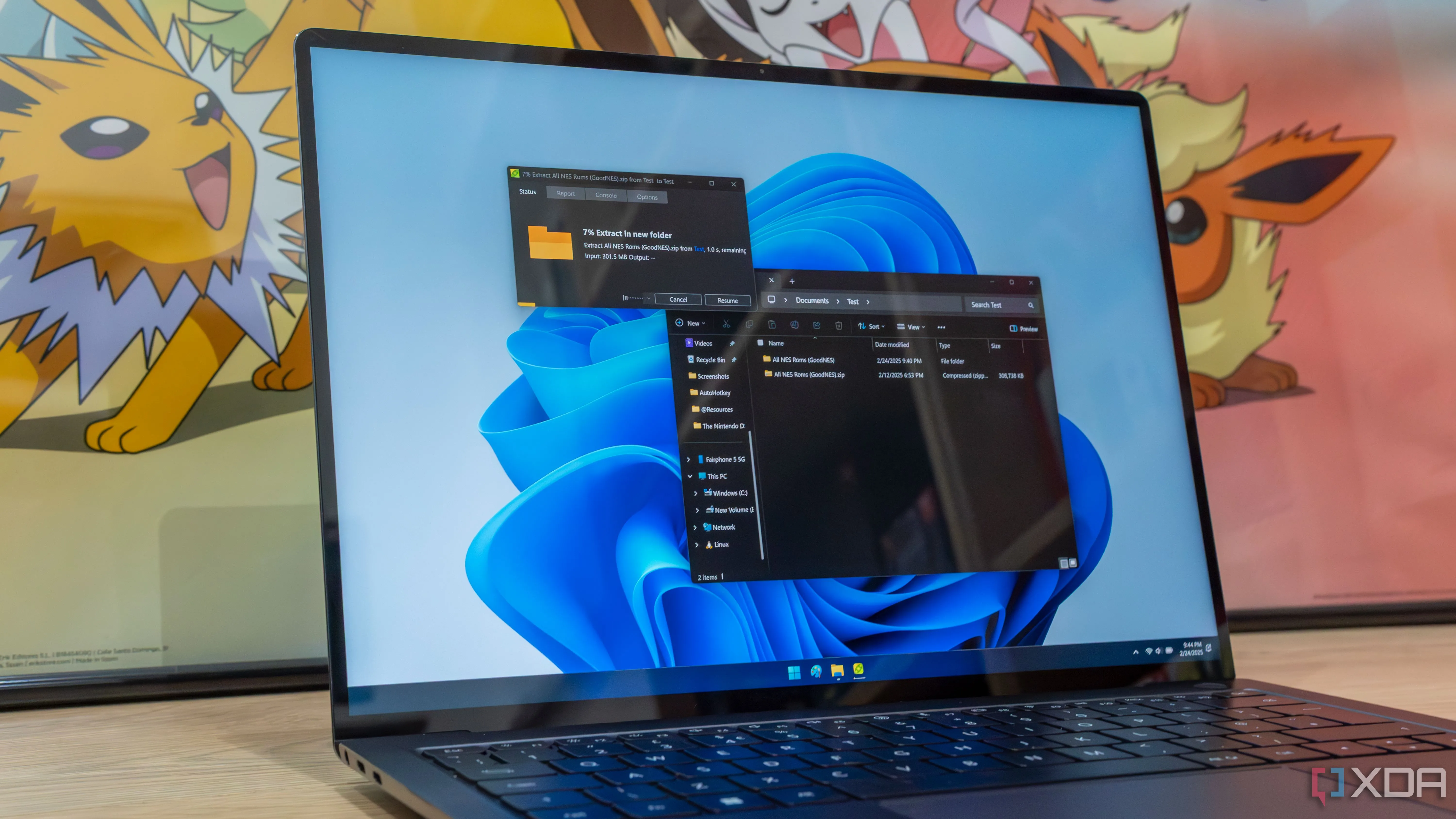 Laptop chạy Windows 11 với ứng dụng PeaZip đang giải nén tập tin