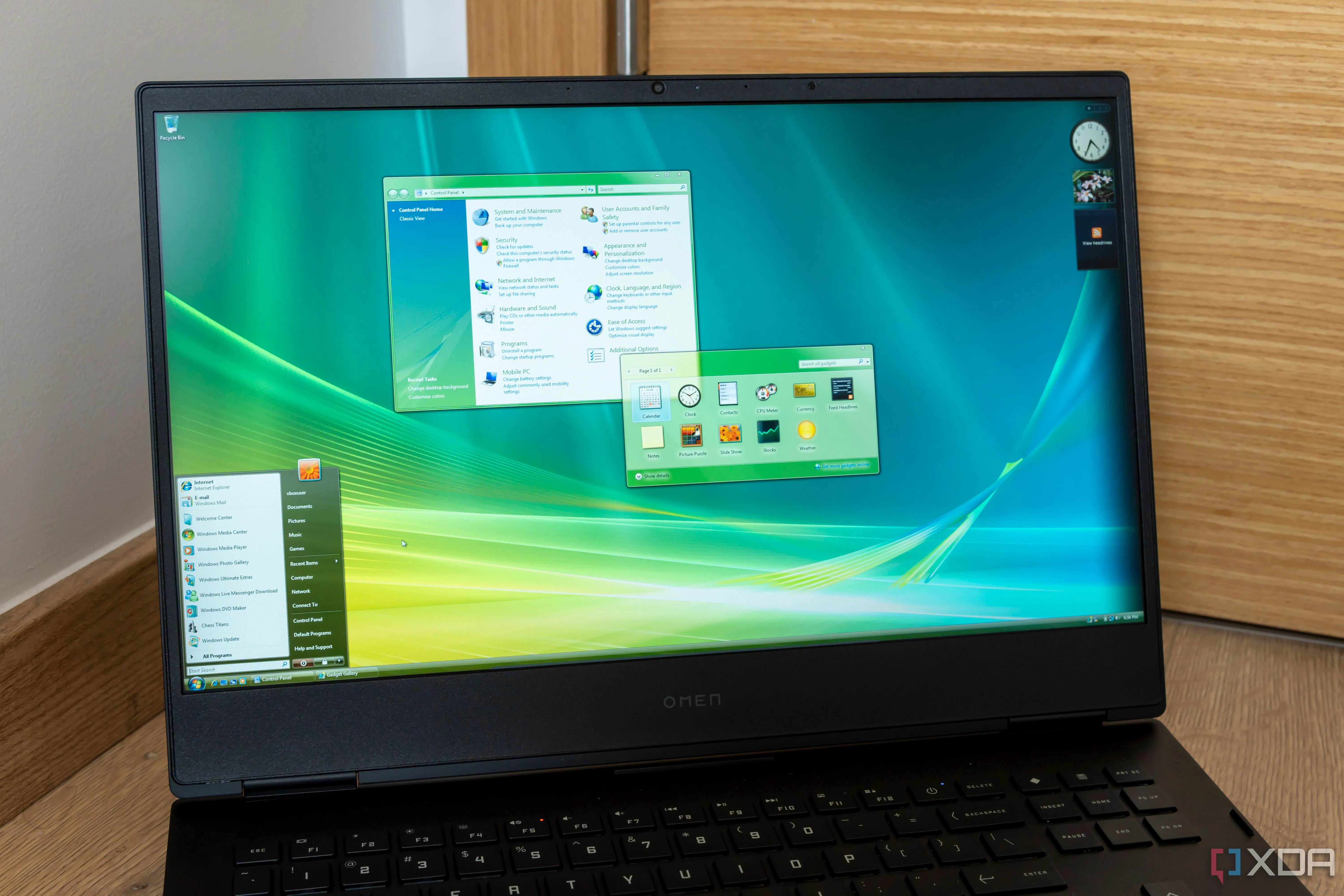 Laptop đang chạy hệ điều hành Windows Vista với nhiều cửa sổ ứng dụng mở, thể hiện giao diện Aero Glass