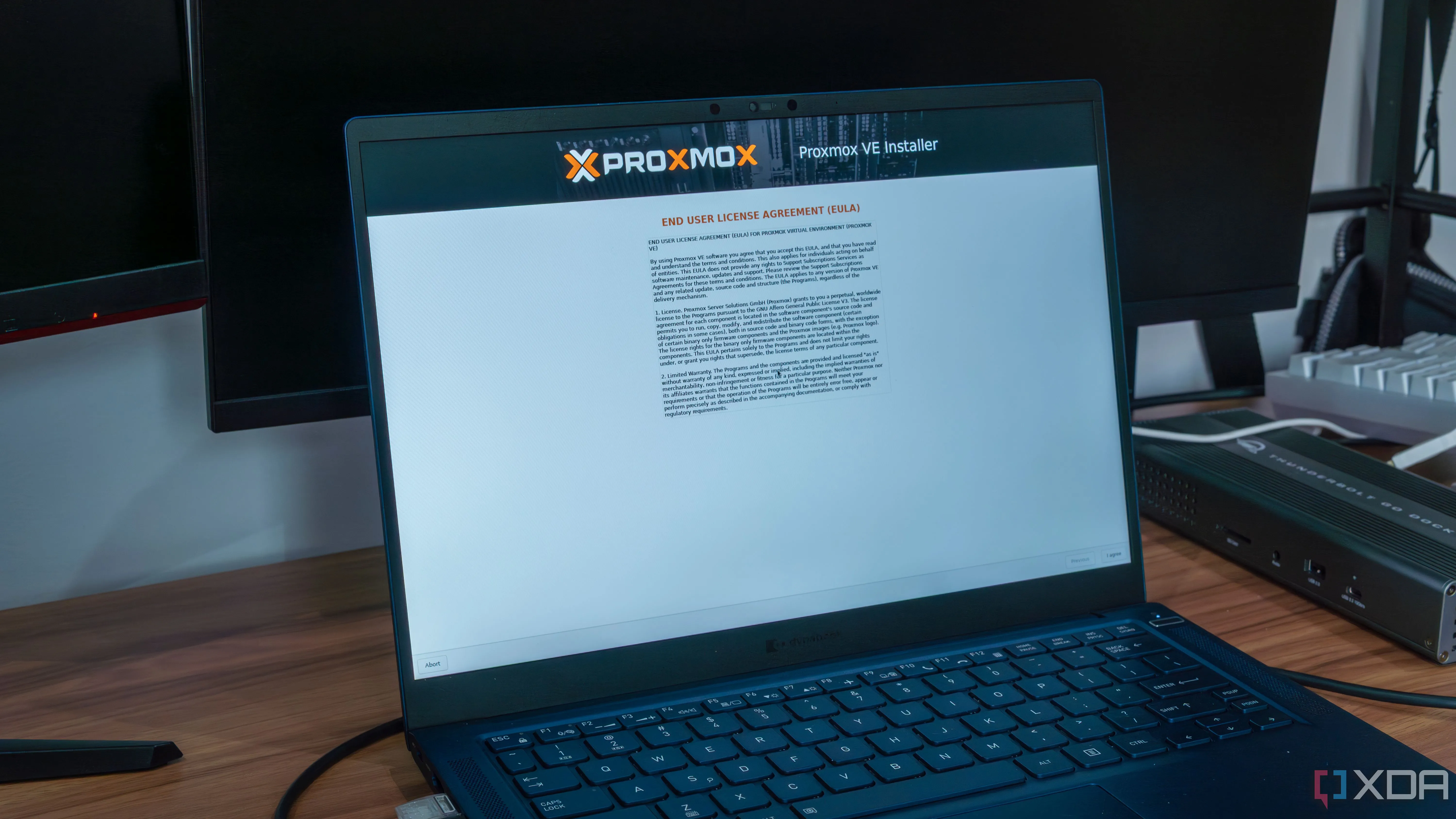 Laptop đang hiển thị giao diện thiết lập Proxmox VE cho home lab