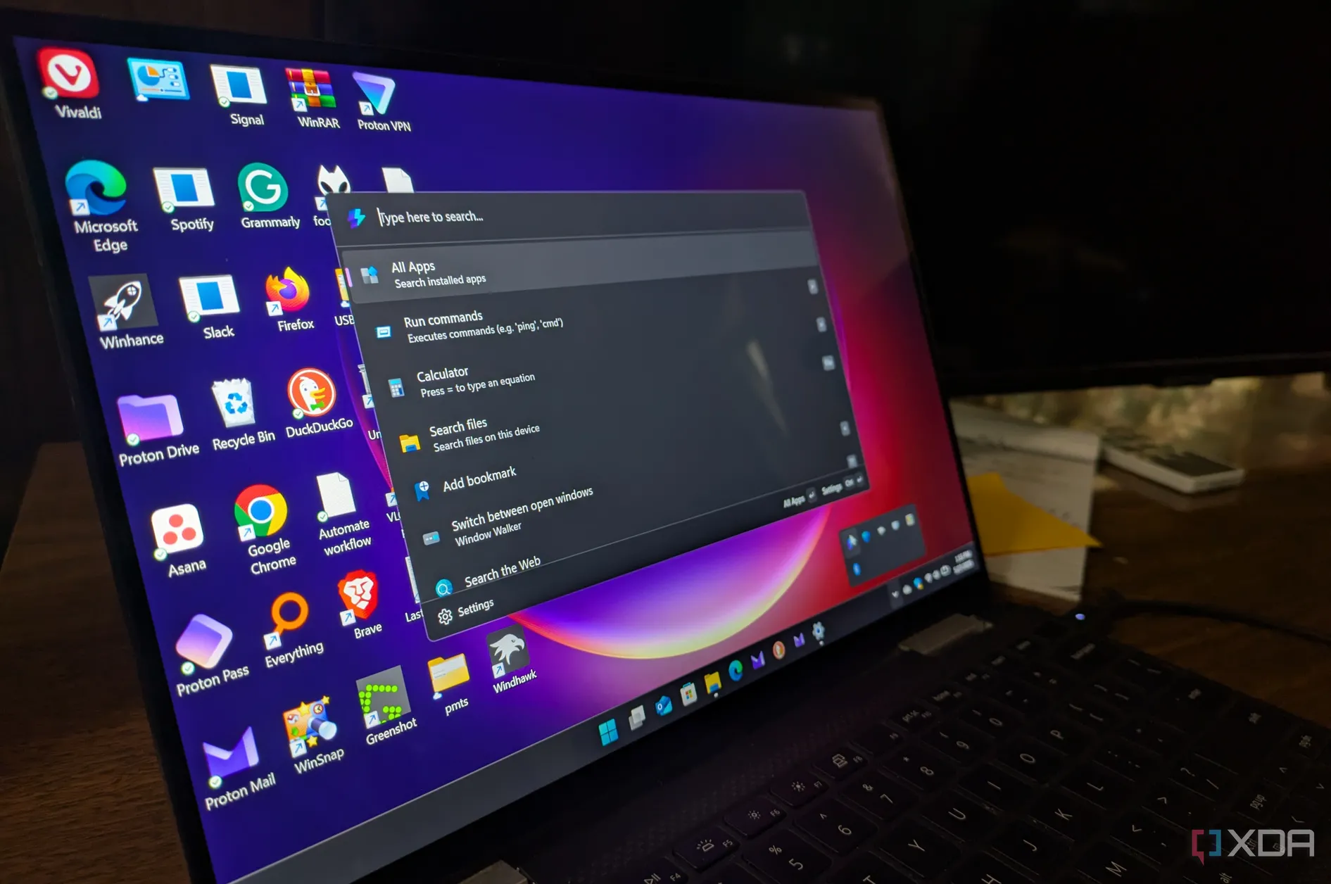 Laptop đang sử dụng PowerToys Command Palette, một ví dụ về công cụ tùy chỉnh Windows mạnh mẽ