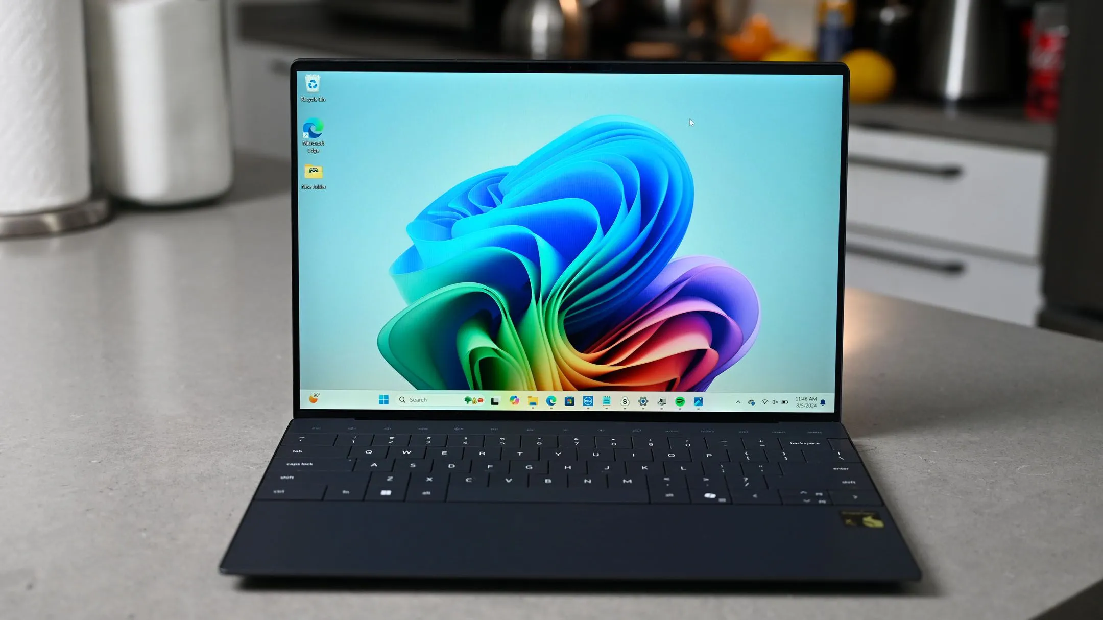 Laptop Dell XPS 13 (9430) trên bàn đá cẩm thạch