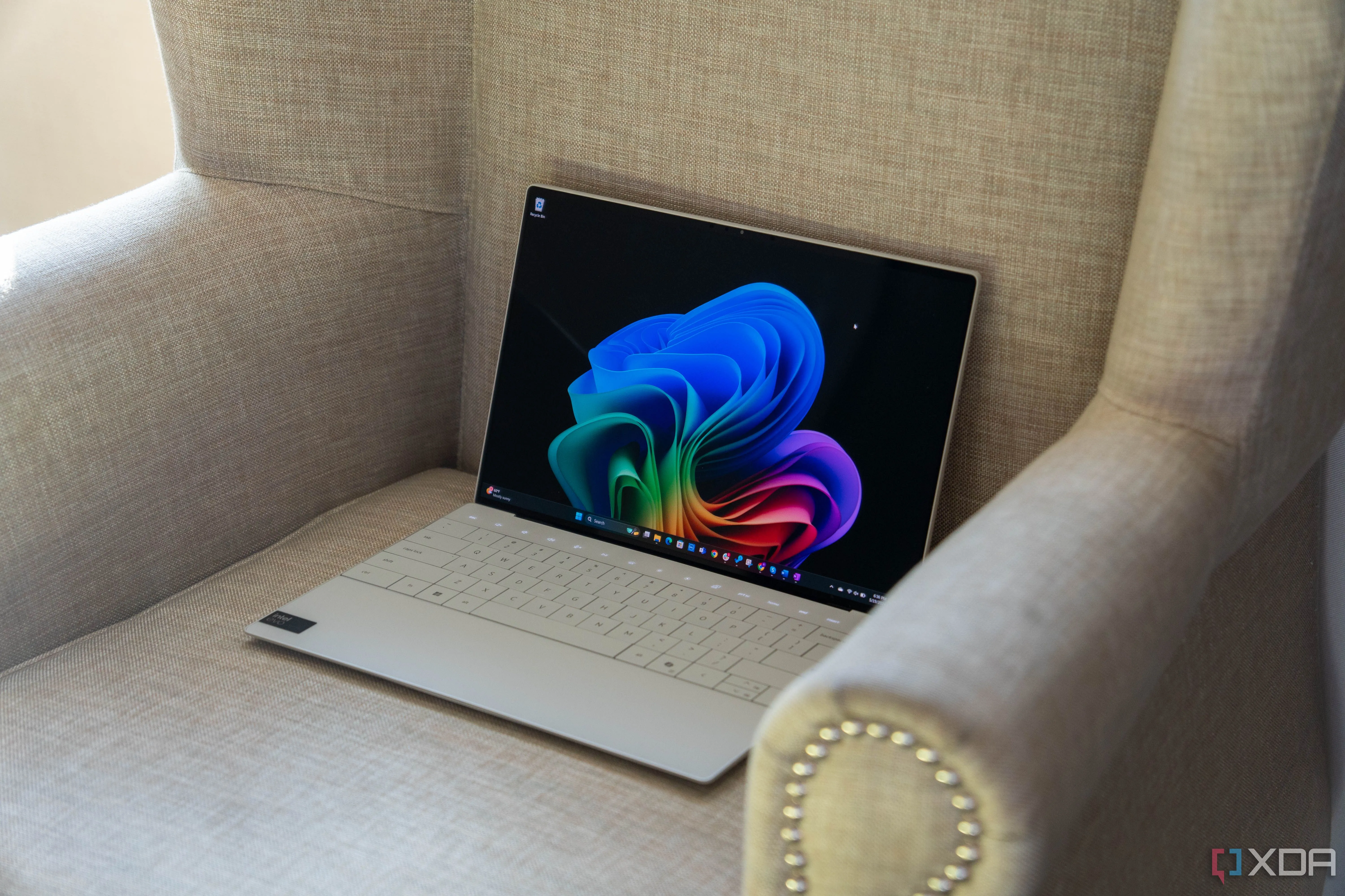 Laptop Dell XPS 13, một ví dụ về thiết bị Copilot+ PC thế hệ mới được trang bị NPU mạnh mẽ