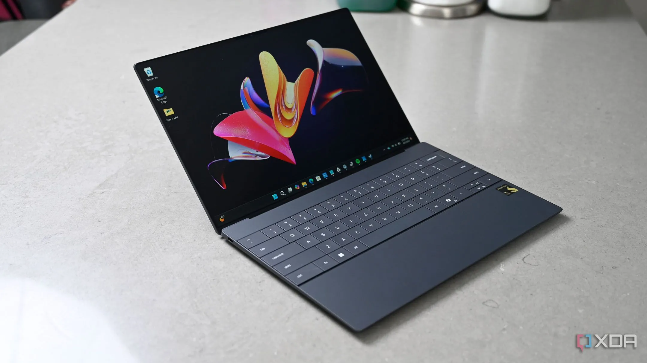 Laptop Dell XPS 9430 đang mở hé, tượng trưng cho trải nghiệm người dùng Windows 11