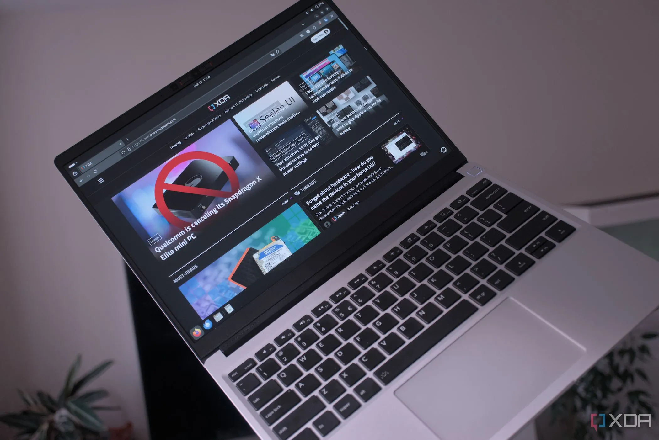 Laptop Framework 13 chạy Linux với CPU AMD, minh họa vấn đề hỗ trợ phần cứng